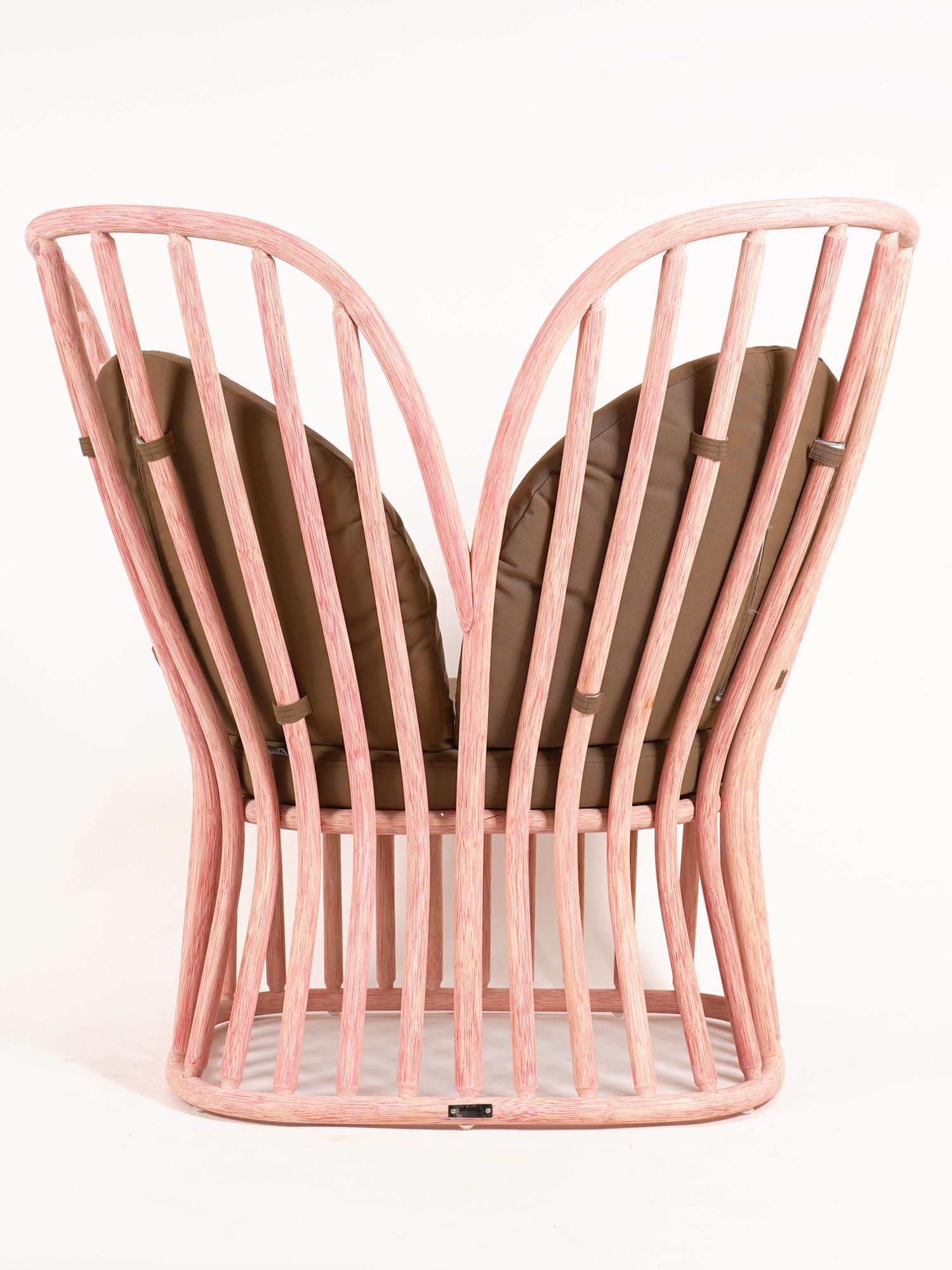 The Bhuana Lounge Chair takes its slight curvy silhoutte from the natural curves of the Earth and plants