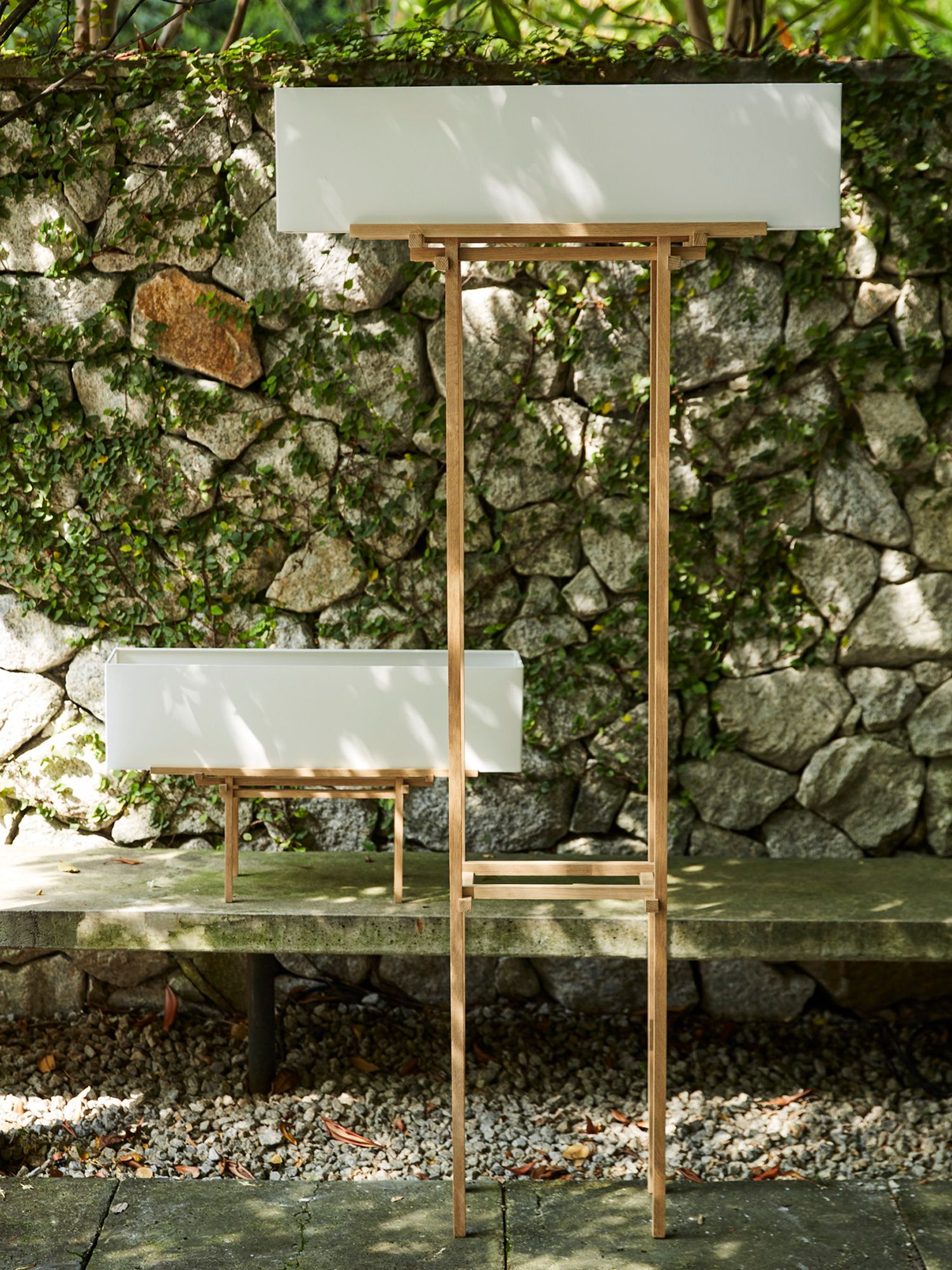 The table and floor lamps from the Dougong series feature a thin and seemingly lightweight structure that's surprisingly rigid and firm