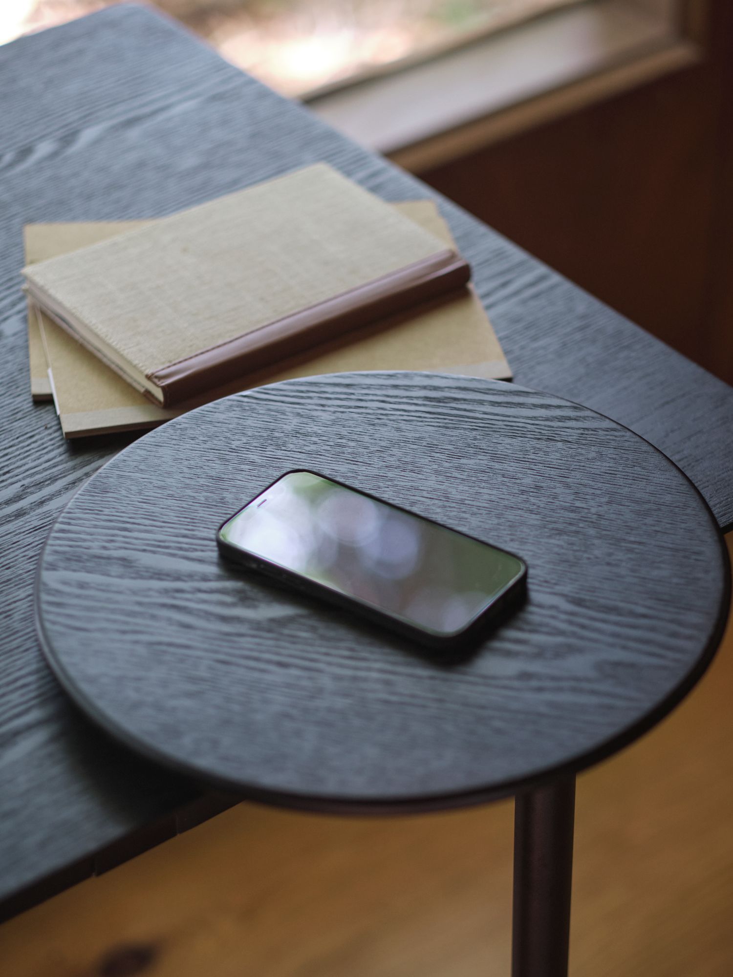 You can opt for a side charge table to accompany your Eto desk for added functionality