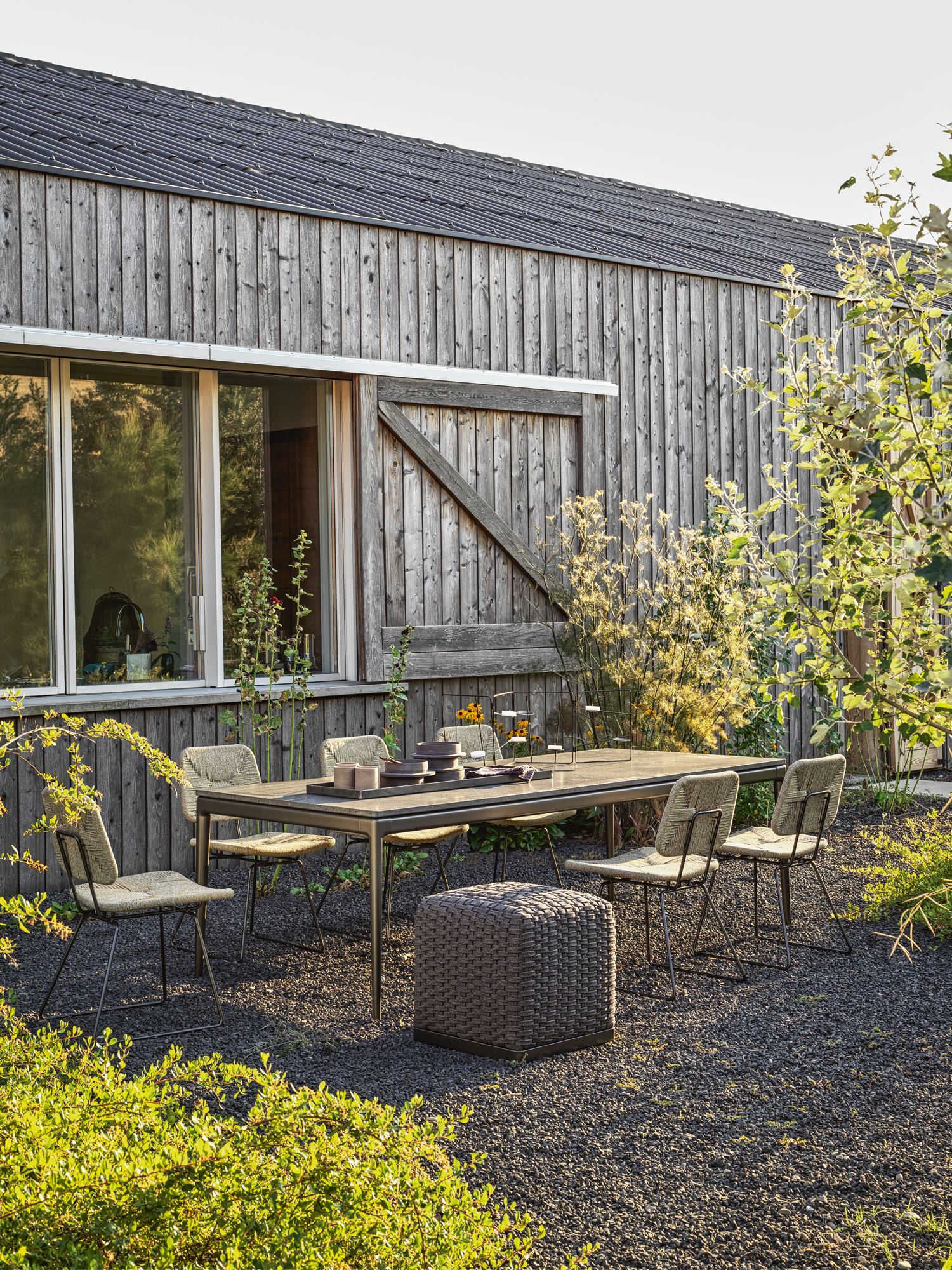 The homeowner wanted to create actual “open-air rooms”, such as the dining area which is furnished with a Pico dining table and Echoes chairs from Flexform
