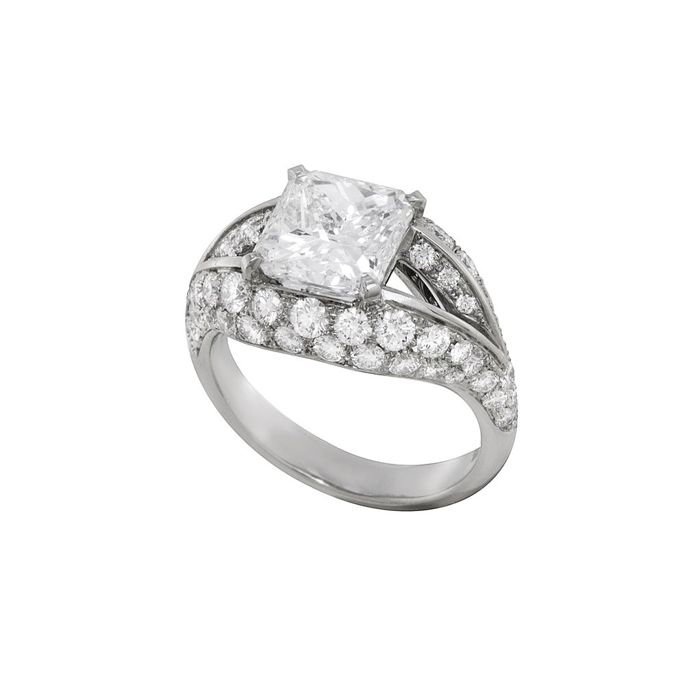 頂級鑽石戒指by Bvlgari。