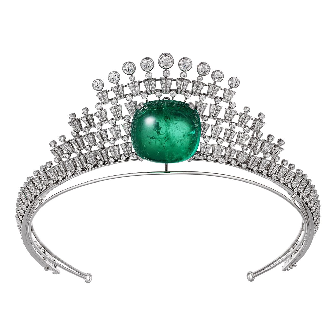 Hyperbole祖母綠鑽石冠冕,可轉換成項鍊配戴by Cartier。