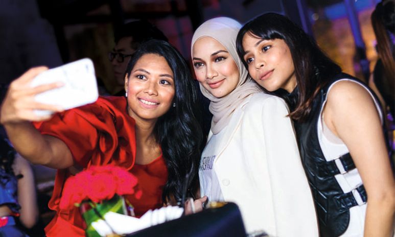 馬來西亞 企業家Zaida Ibrahim, 2017 Gen.T入選者Noor Neelofa Mohd Nor(演員暨Naelofar Hijab服飾店創辦人)與嘉賓Shal Maainaa一起自拍