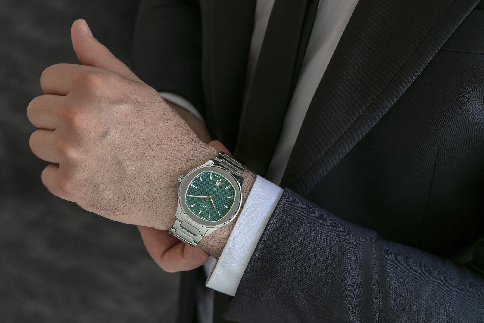 Menâs automatic steel watch. Green dial. Stainless steel bracelet. Radiating casual elegance and modernity while paying homage to a vintage icon, this luxury steel watch enhances its sporty look with a fresh touch of colour. Measuring 42 mm in diameter, Piagetâs signature watch case combining round and cushion shapes opens onto a green guilloché dial shimmering with a myriad of shades. Punctuated by Dauphine hands, an openworked-P trotteuse hand and luminescent appliqué hour-markers in rose gold, it c