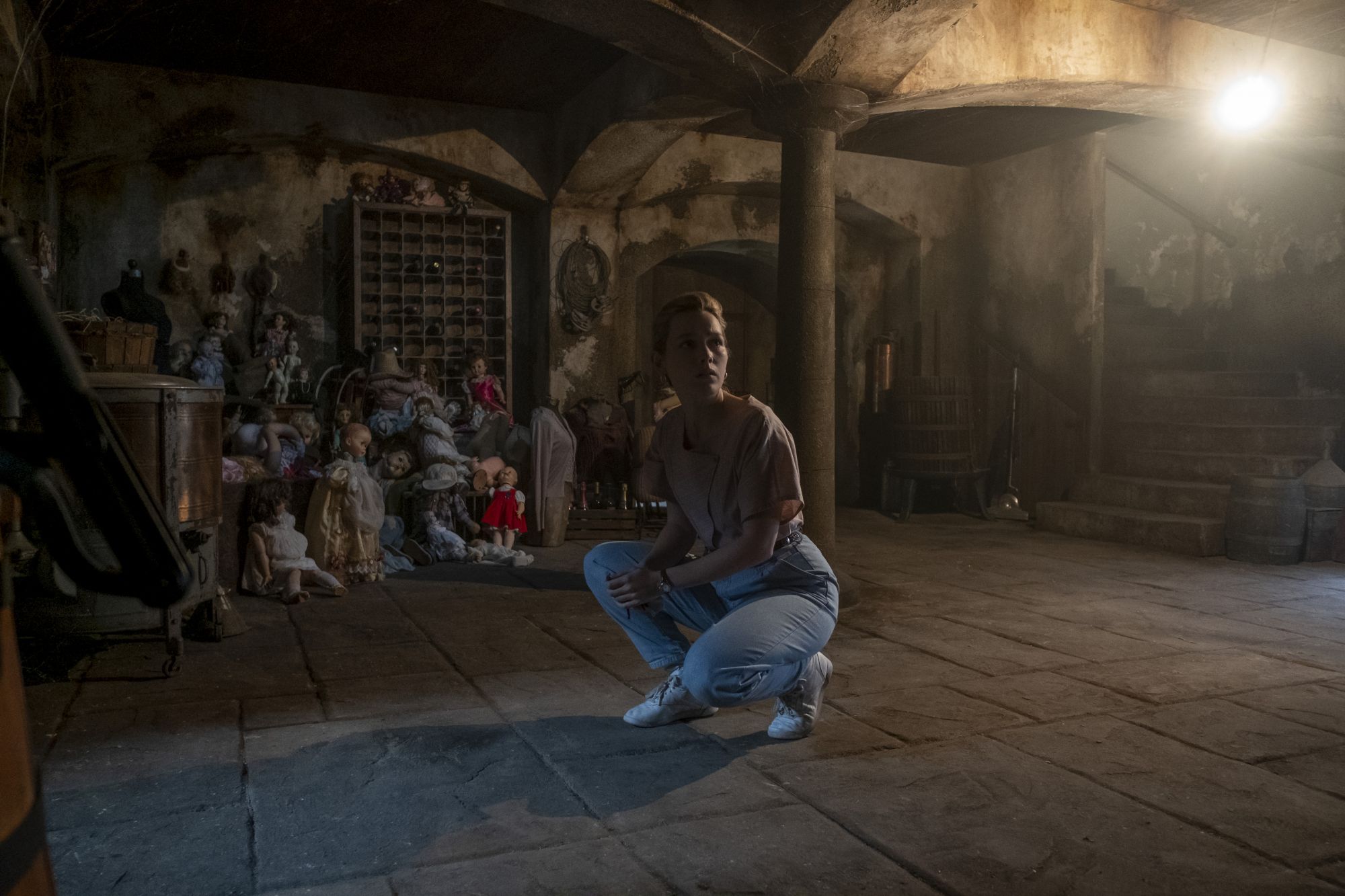 THE HAUNTING OF BLY MANOR (L to R) VICTORIA PEDRETTI as DANI in THE HAUNTING OF BLY MANOR Cr. EIKE SCHROTER/NETFLIX © 2020
