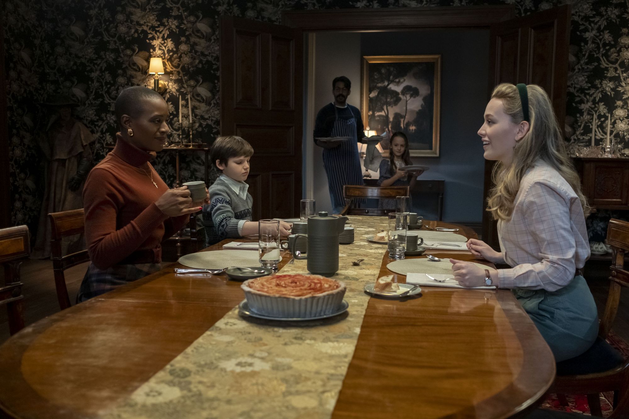 THE HAUNTING OF BLY MANOR (L to R) T'NIA MILLER as HANNAH, BENJAMIN EVAN AINSWORTH as MILES, RAHUL KOHLI as OWEN, AMELIE SMITH as FLORA, and VICTORIA PEDRETTI as DANI in episode 101 of THE HAUNTING OF BLY MANOR Cr. EIKE SCHROTER/NETFLIX Â© 2020