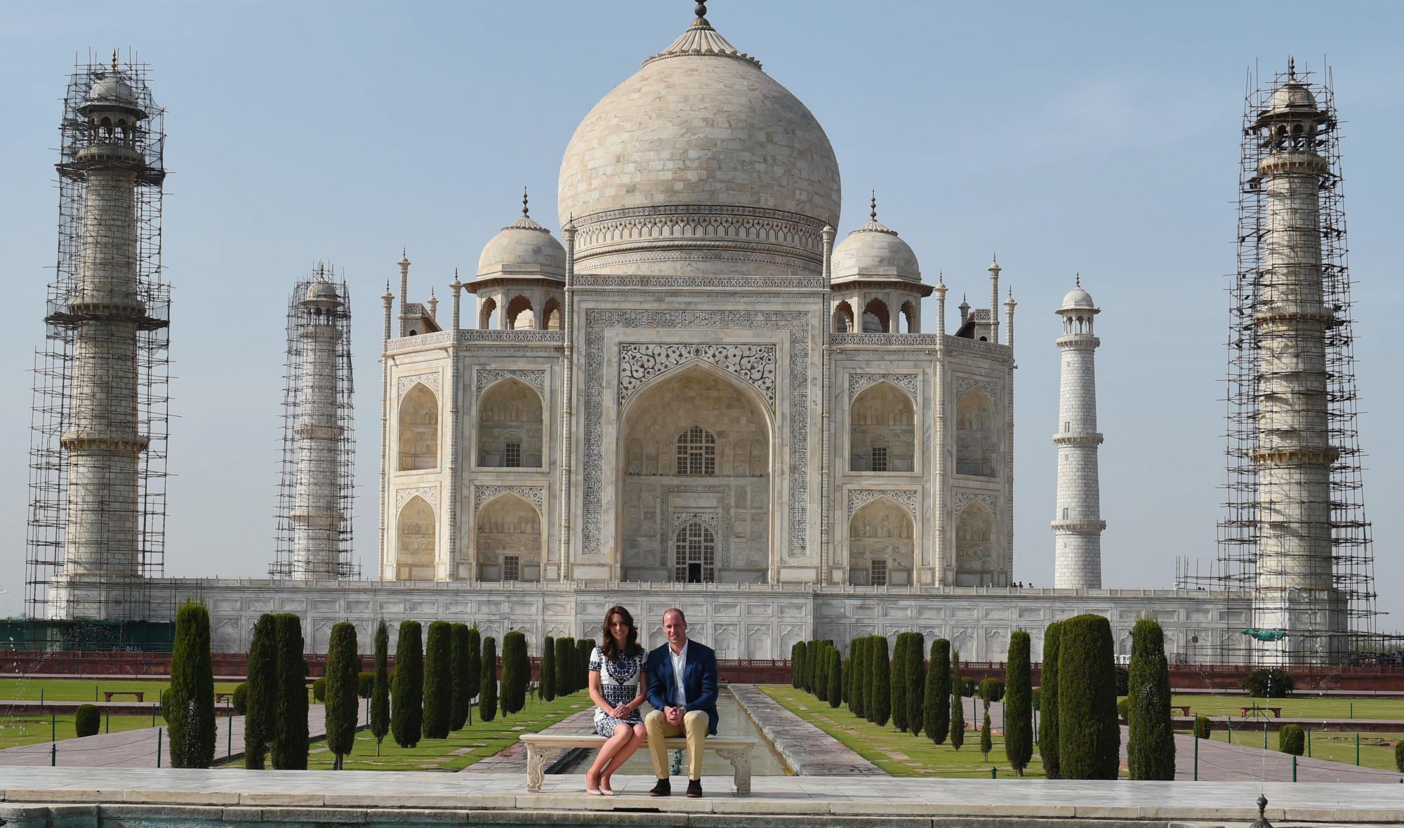INDIA, UTTAR PARADESH - APRIL 16 : Britain's Prince William and his wife Catherine, Duchess of Cambridge pose in front of the Taj Mahal in Agra, India, April 16, 2016. Prince William and his wife Catherine are on a visit to India and Bhutan from 10 to 16 April. (Photo by Imtiyaz Khan/Anadolu Agency/Getty Images)
