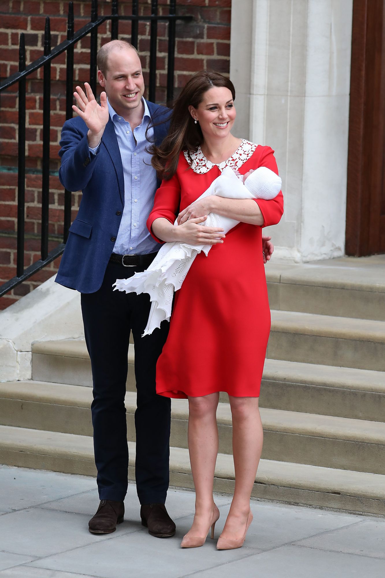 LONDON, ENGLAND - APRIL 23: Prince William, Duke of Cambridge and Catherine, Duchess Of Cambridge outside The Lindo Wing with their new baby boy on April 23, 2018 in London, England. (Photo by Neil Mockford/GC Images)