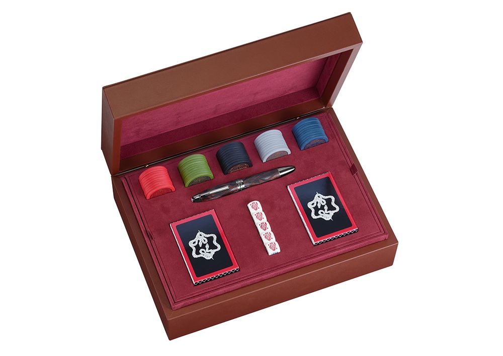 Leather box including poker game set and Special Edition James Purdey & Sons Rollerball inspired by the Britsh lifestyle game tradition.Chips: 60 pieces x 5 colorsDice: 5 poker diceCards: 2 decks of personalized cardsWriting Instrument: Special Edition James Purdey & Sons Rollerball