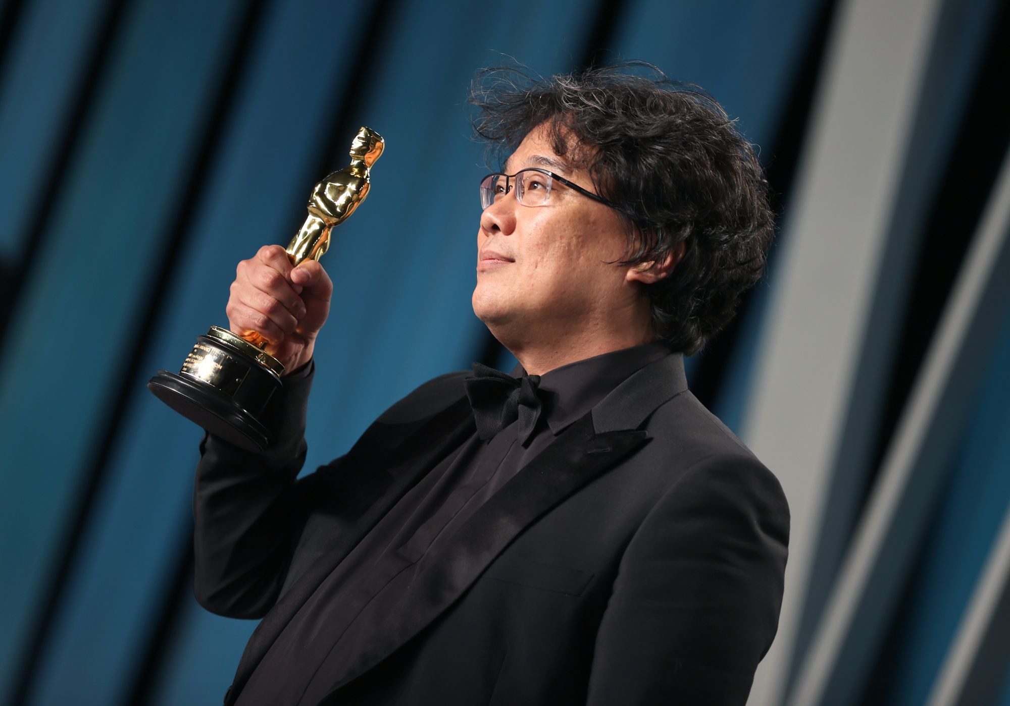 BEVERLY HILLS, CALIFORNIA - FEBRUARY 09: Bong Joon-ho poses with the Oscar for Best Screenplay for "Parasite" during the 2020 Vanity Fair Oscar Party hosted by Radhika Jones at Wallis Annenberg Center for the Performing Arts on February 09, 2020 in Beverly Hills, California. (Photo by Rich Fury/VF20/Getty Images for Vanity Fair)