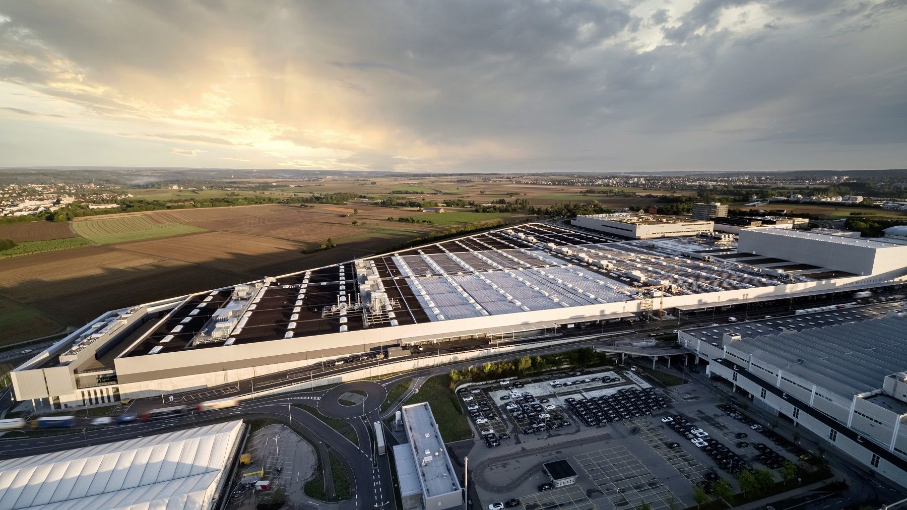 Flexibel, digital, effizient und nachhaltig: Die Factory 56 am Standort Sindelfingen verkörpert die Zukunft der Produktion bei Mercedes-Benz und setzt neue MaÃstäbe für den Automobilbau. Zahlen Daten Fakten zur Factory 56 Bauzeit: 2 ½ Jahre Brutto-Grundfläche 220.000 m2 entspricht 30 FuÃballfeldern Bewegtes Erdreich: ca. 700.000m3 Stahlverbrauch Konstruktion: ca. 6.400 Tonnen entspricht fast Pariser Eifelturm Verbaute Menge Beton: ca. 66.300m3 entspricht circa 150 Einfamilienhäusern Verwendung vo