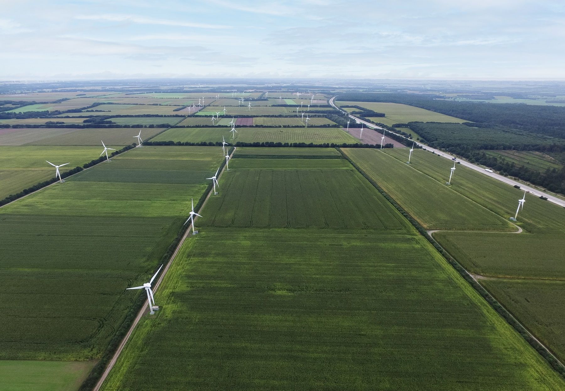Mercedes-Benz erweitert gemeinsam mit dem Energieversorger Enovos und dem norwegischen Energieerzeuger Statkraft sein Grünstrom-Portfolio. Demnach wird das Unternehmen in Deutschland ab 2022 Strom beziehen, der ausschlieÃlich aus regenerativen Quellen stammt. Der CO2-freie Strom aus Solar-, Wind- und Wasserkraft wird in verschiedenen Kraftwerken überwiegend in Deutschland erzeugt. Dazu gehören 24 Windparks mit insgesamt mehr als 200 Windrädern. Mercedes-Benz is expanding its green power portfolio in