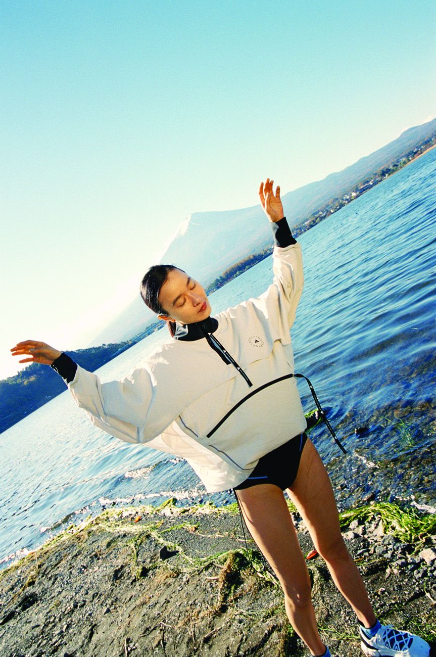 adidas by Stella McCartney 2021 春夏系列,持續落實環保永續理念。