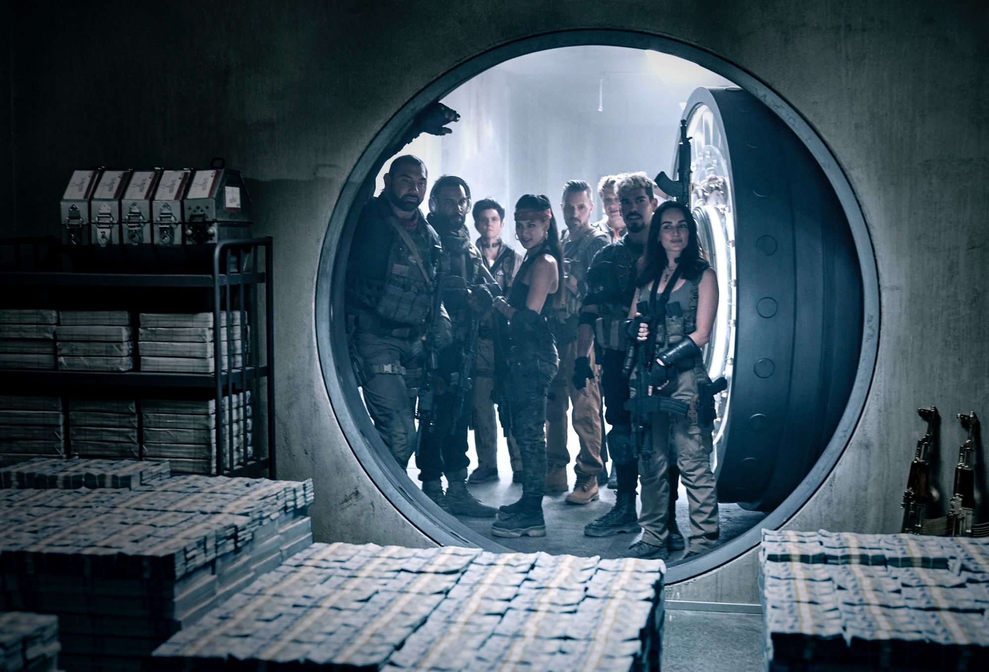 ARMY OF THE DEAD (L to R) DAVE BAUTISTA as SCOTT WARD, OMARI HARDWICK as VANDEROHE, TIG NOTARO as PETERS, SAMANTHA WIN as CHAMBERS, COLIN JONES as DAMON, MATTHIAS SCHWEIGHÂ
FER as DIETER, RAôL CASTILLO as MICKEY GUZMAN, ANA DE LA REGUERA as CRUZ in ARMY OF THE DEAD. Cr. CLAY ENOS/NETFLIX © 2021