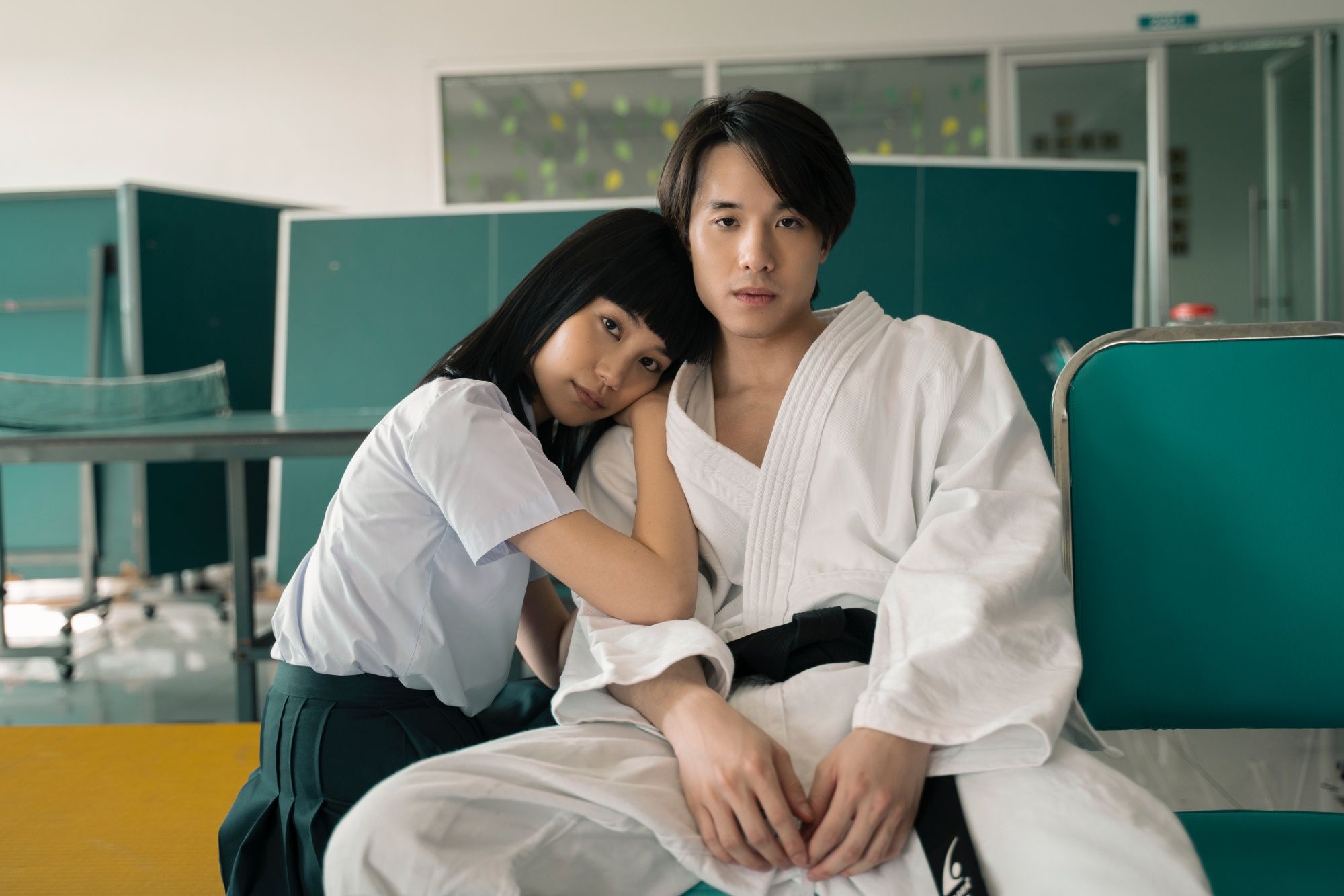 GIRL FROM NOWHERE (L to R) CHICHA AMATAYAKUL as NANNO and TEERADON SUPAPUNPINYO as NANAI in episode 201 of GIRL FROM NOWHERE Cr. YUPANAKORN BOONPREM/NETFLIX © 2021