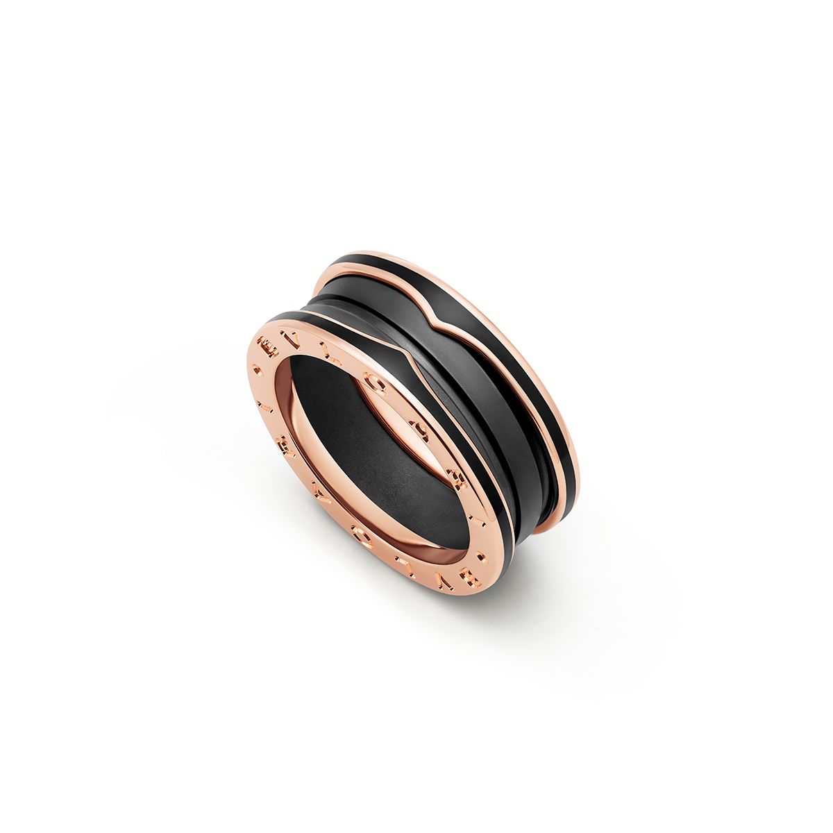 B.zero1系列玫瑰金啞光黑陶瓷雙環戒指 by BVLGARI。