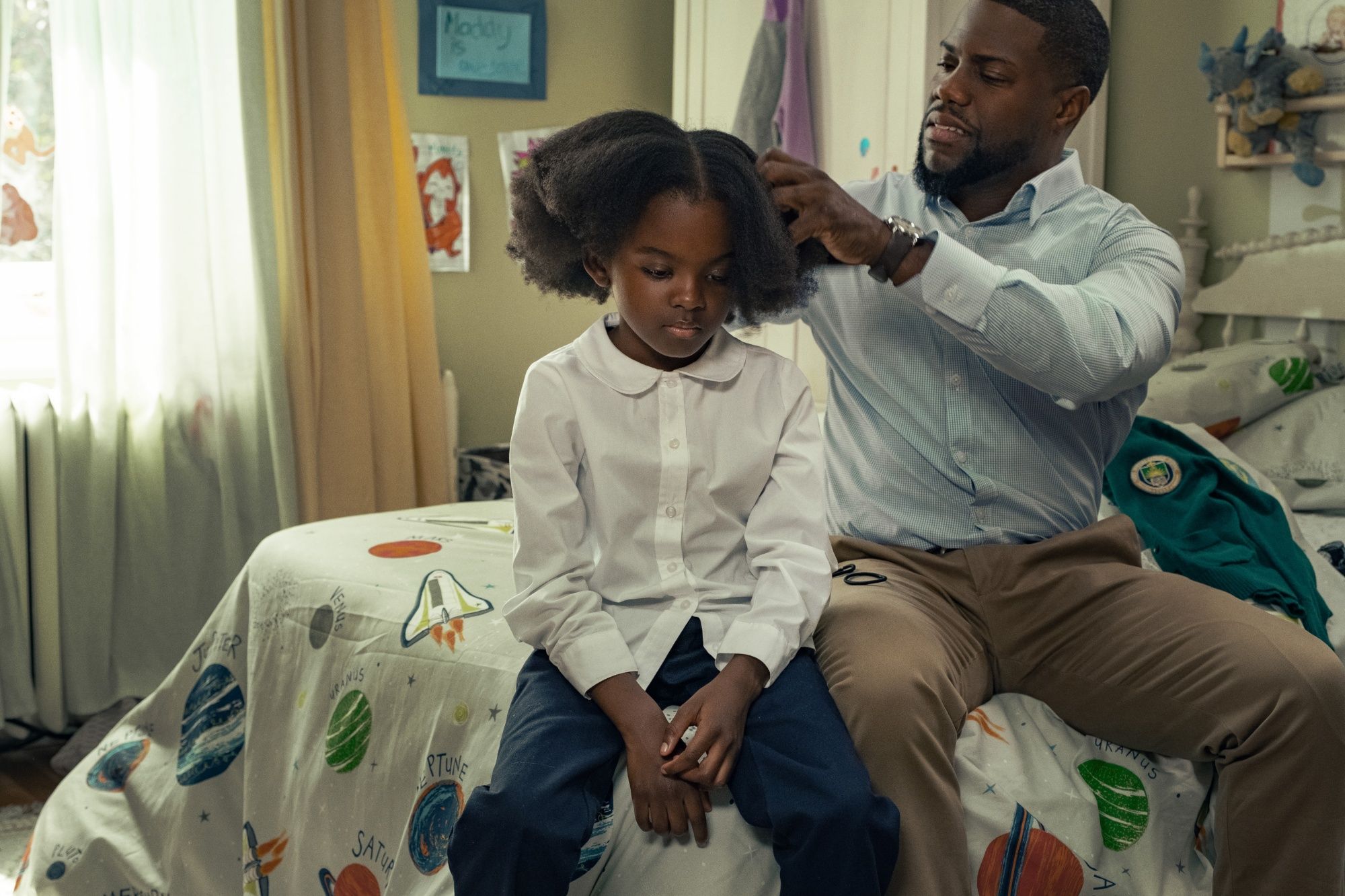 FATHERHOOD (L-R): MELODY HURD as MADDY, KEVIN HART as MATT. Cr. PHILIPPE BOSSE/NETFLIX © 2021.Â