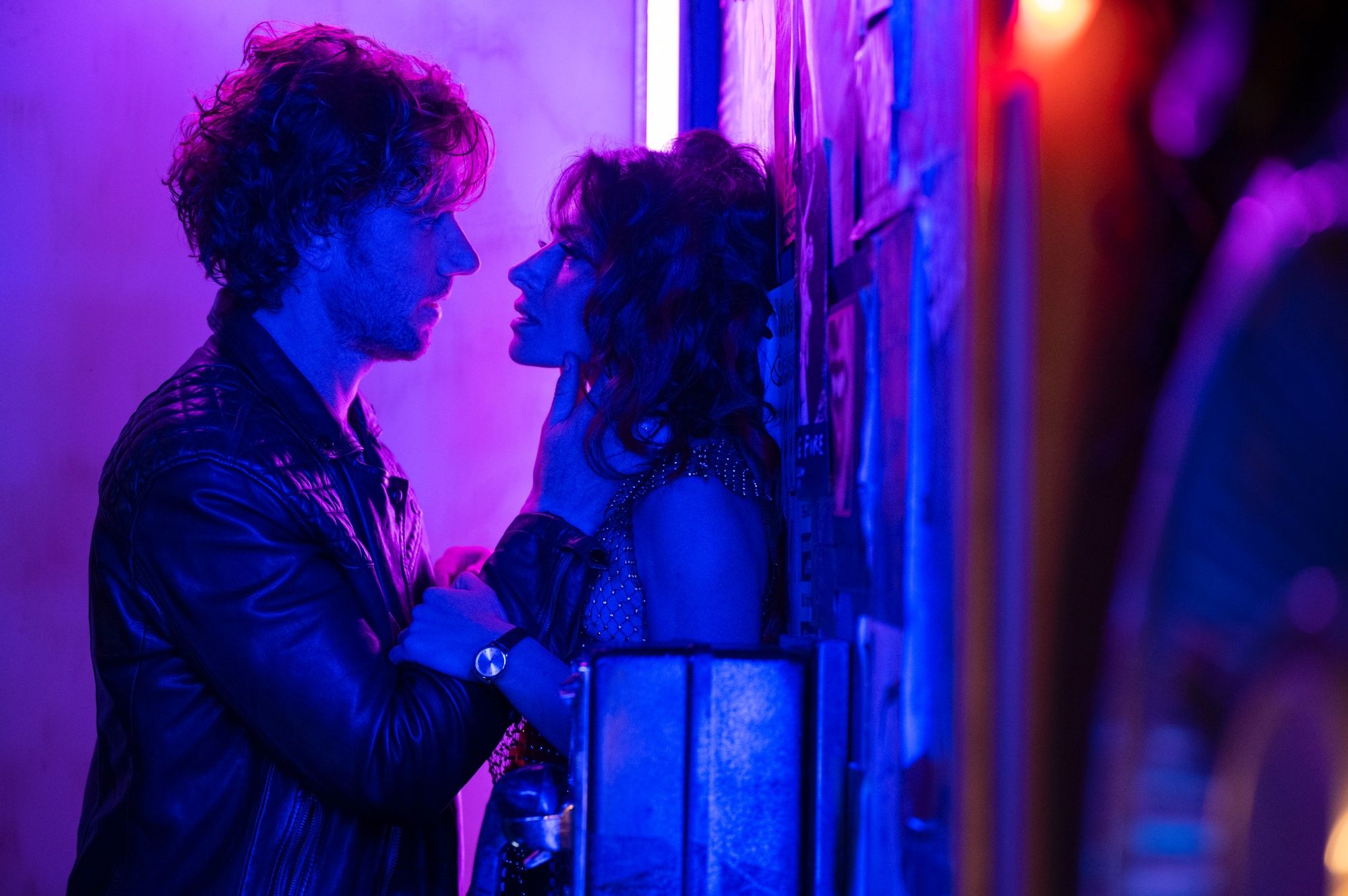 SEX/LIFE (L to R) ADAM DEMOS as BRAD SIMON and SARAH SHAHI as BILLIE CONNELLY in episode 101 of SEX/LIFE Cr. AMANDA MATLOVICH/NETFLIX © 2021