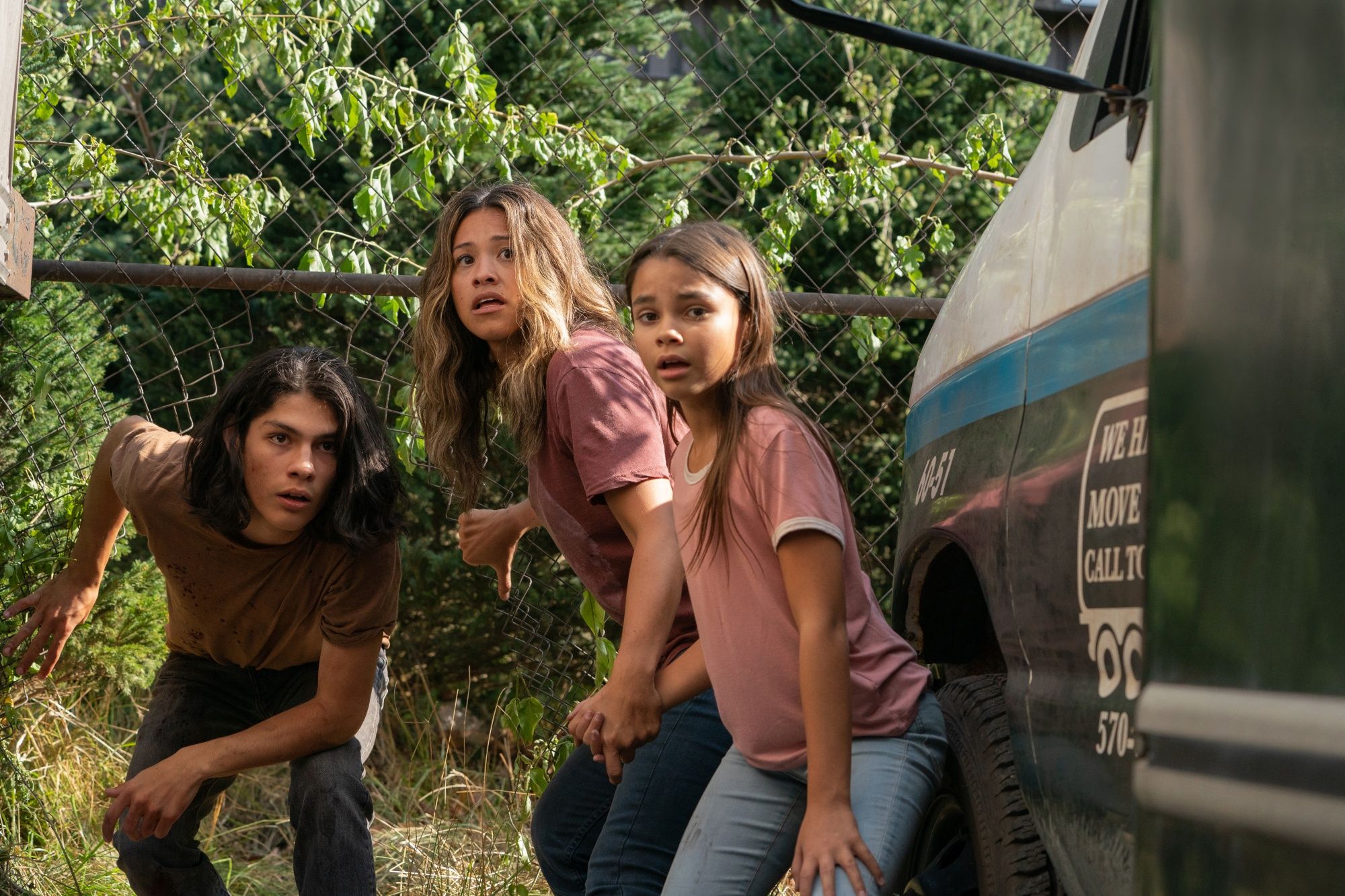 Awake: Lucius Hoyos as Noah, Gina Rodriguez as Jill Adams, Ariana Greenblatt as Matilda of Awake. Cr. Peter H. Stranks/Netflix © 2021