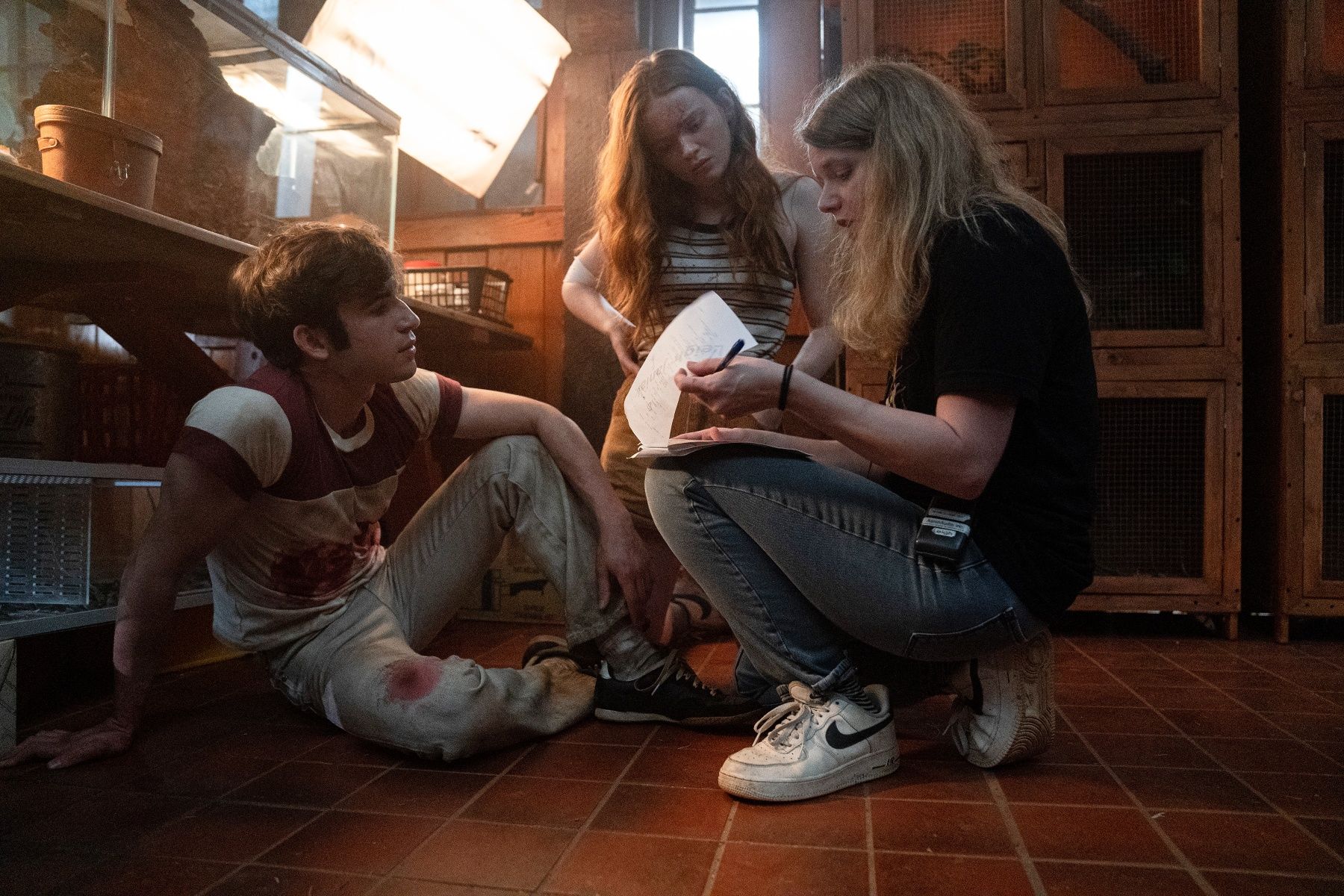 Fear Street Part 2: 1978 - (L-R) BTS of TED SUTHERLAND as NICK and SADIE SINK as ZIGGY and Director Leigh Janiak. Cr: Jessica Miglio/Netflix © 2021