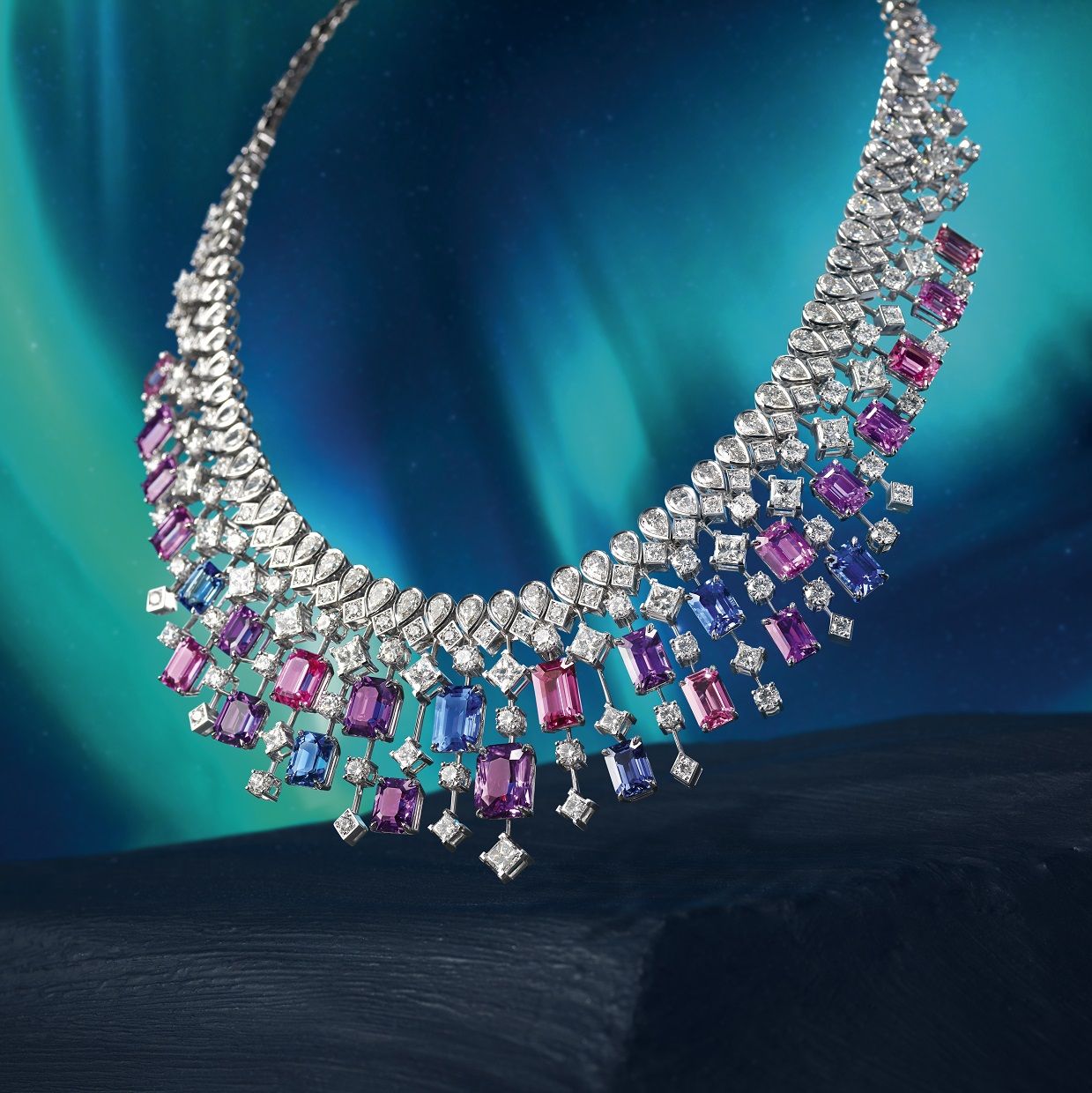 PIAGET Extraordinary Light 系列〈朦朧暮光〉彩色藍寶石頂級珠寶項鍊
