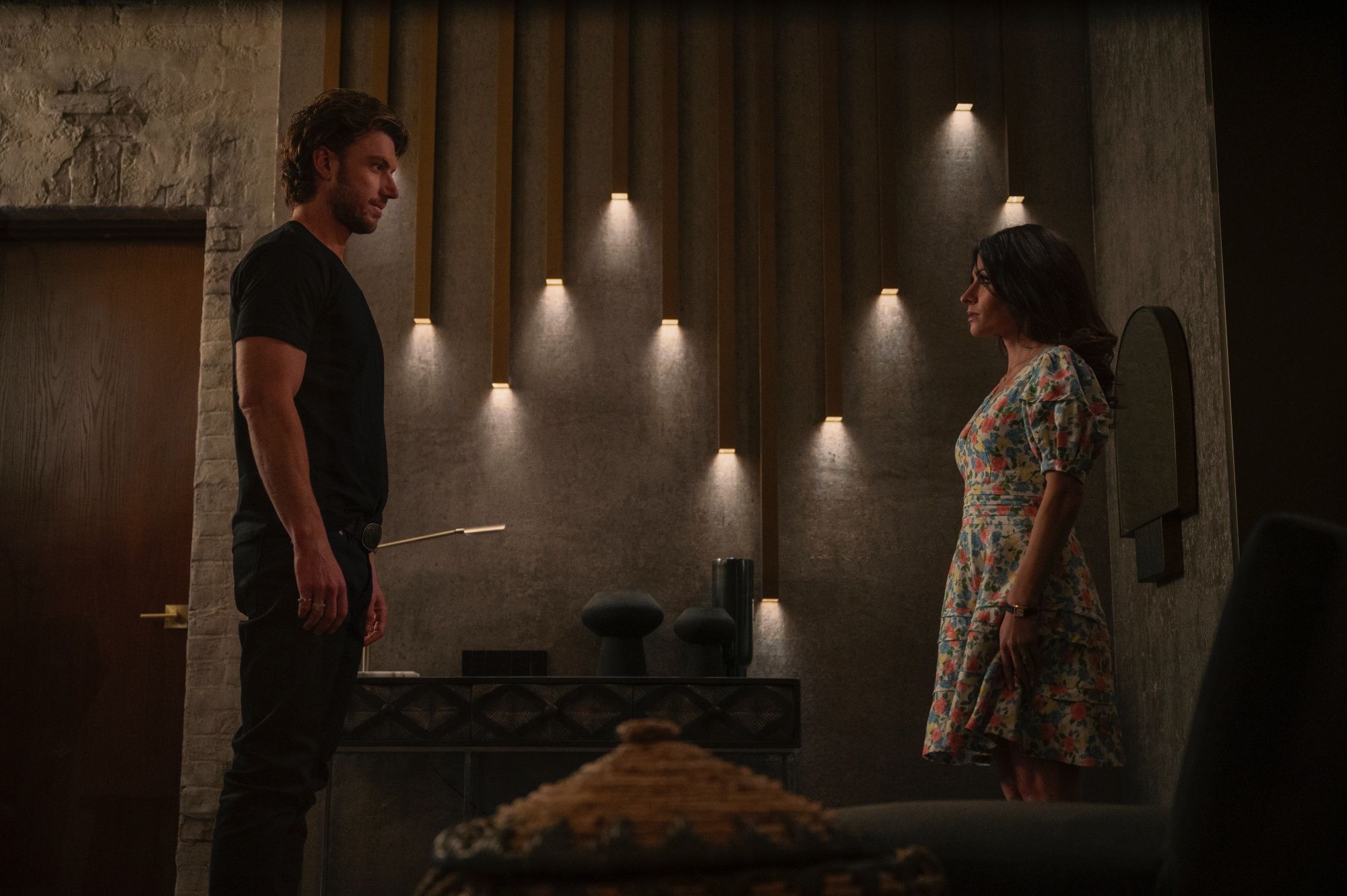 SEX/LIFE (L to R) ADAM DEMOS as BRAD SIMON and SARAH SHAHI as BILLIE CONNELLY in episode 108 of SEX/LIFE Cr. AMANDA MATLOVICH/NETFLIX © 2021