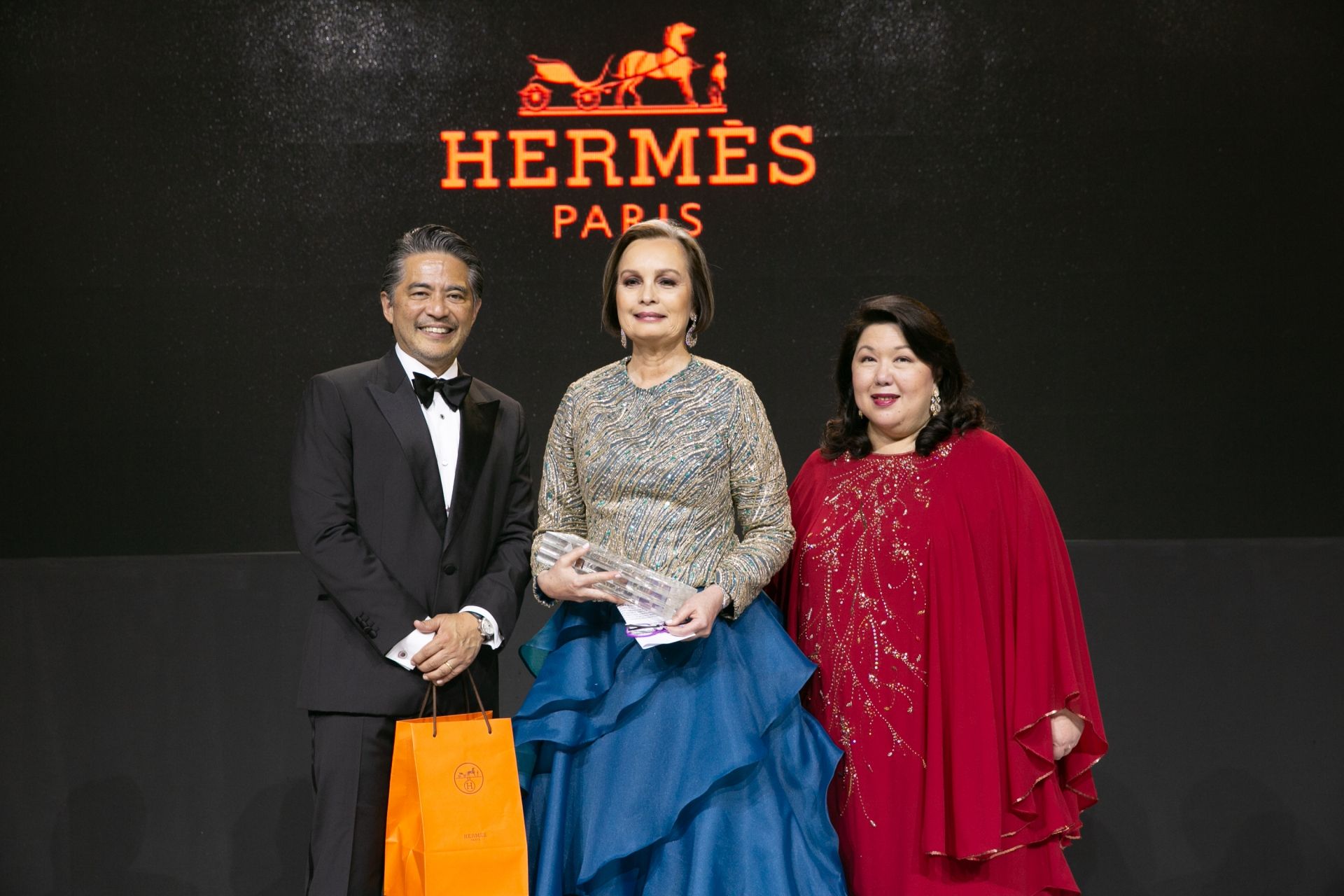 Margie Moran Floirendo is honoured as Patroness of the Arts 2018. | She received a gift courtesy from Hermes.