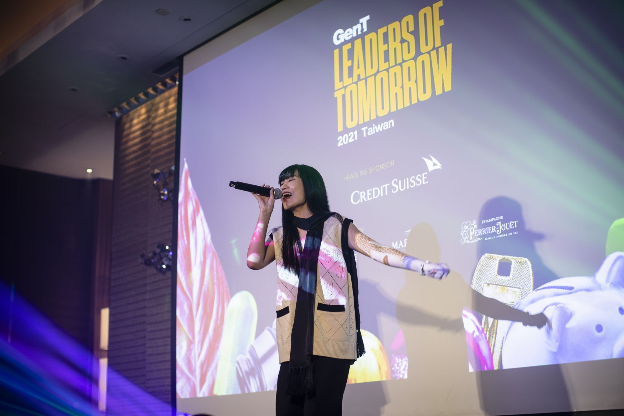 Singer-songwriter Shi Shi Sun
