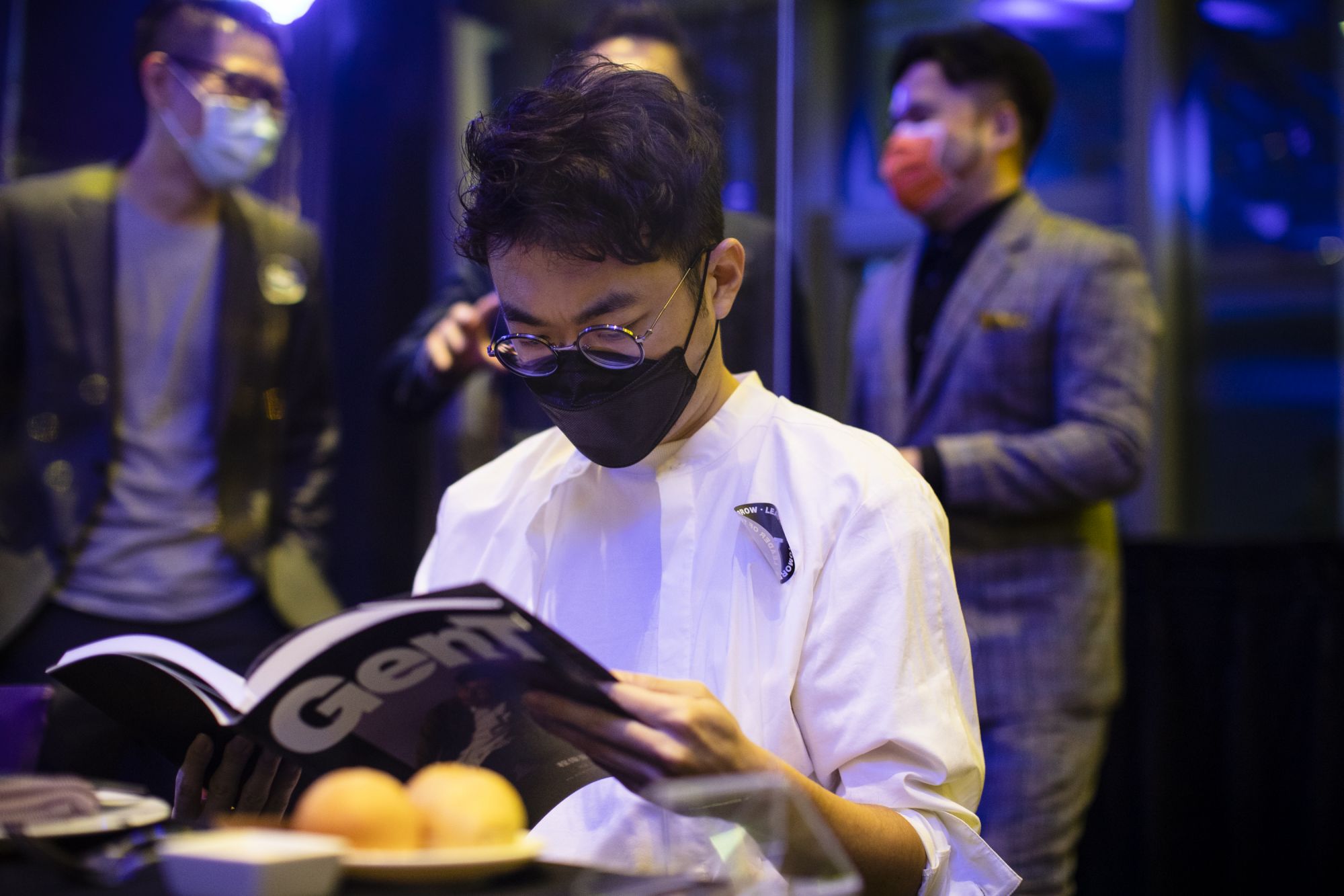 Cheng Wei-hao reading the Gen.T magazine