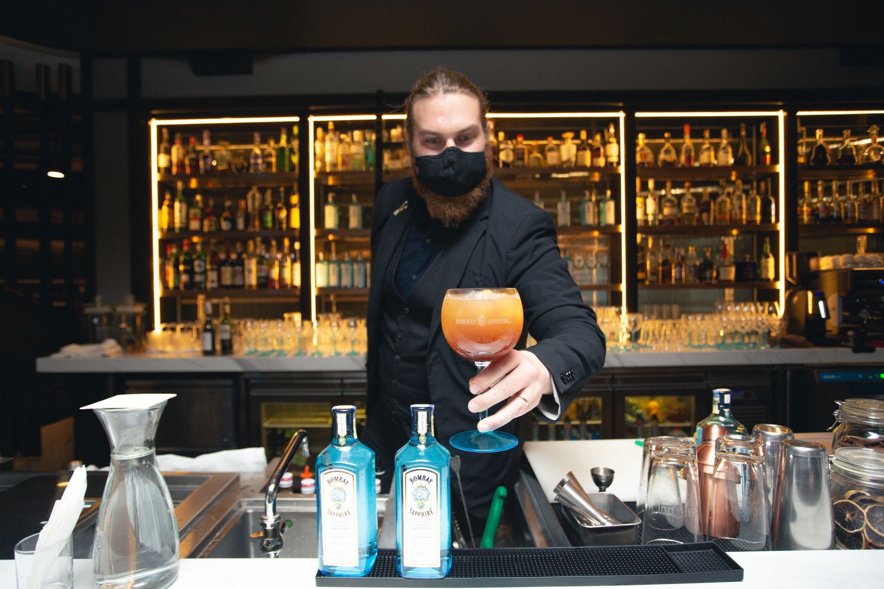 Mixologist Jonas Ax mixing a Bomaby Sapphire Gin.