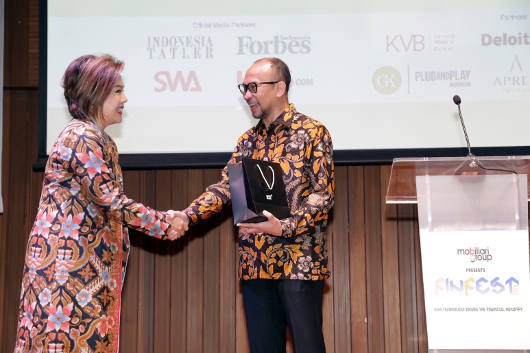 Dostlar komediyasini tomosha qiling Kiyim qisqichlari bilan BDSM video