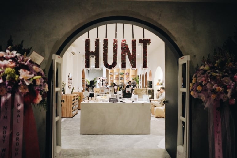 Huntstreet Flagship - Toko Tampak Depan - 2.JPG