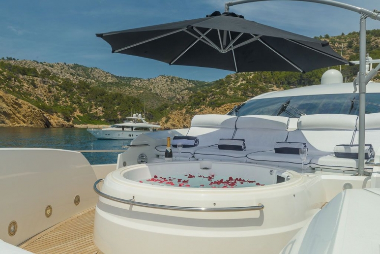 21165337-casino-royale-cruises-luxury-yachts-hong-kong-tatler-james-bond-sunbeds_article_1024x683.jpg
