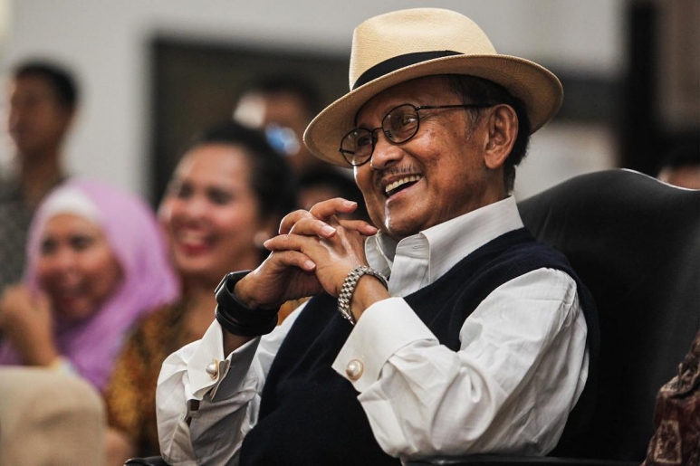 habibie-3-19a7cd304b9256741cdbf7a890514ff8.jpg