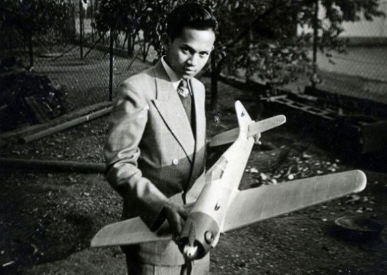 bj-habibie-muda-b7fc17cfb4838417eefee34719f51e2e.jpg