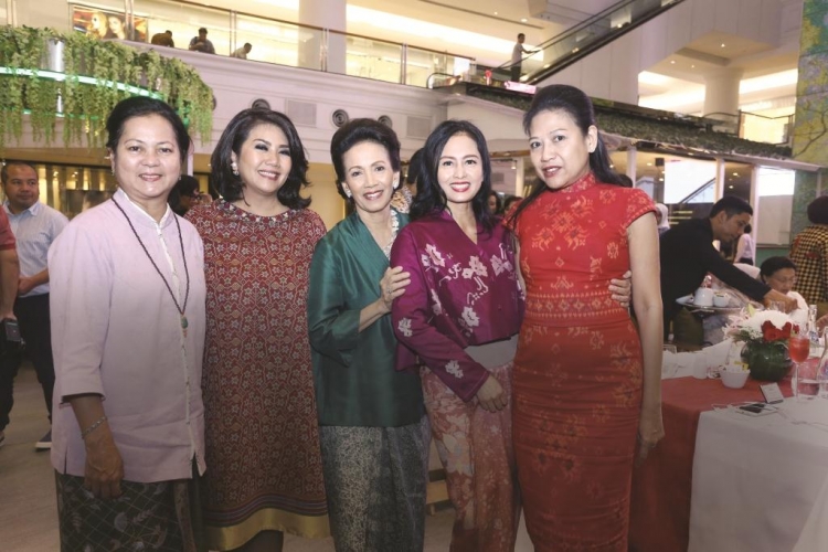 Shinta Omar, Mia Hanafiah, Insana Habibie and Sita Satar