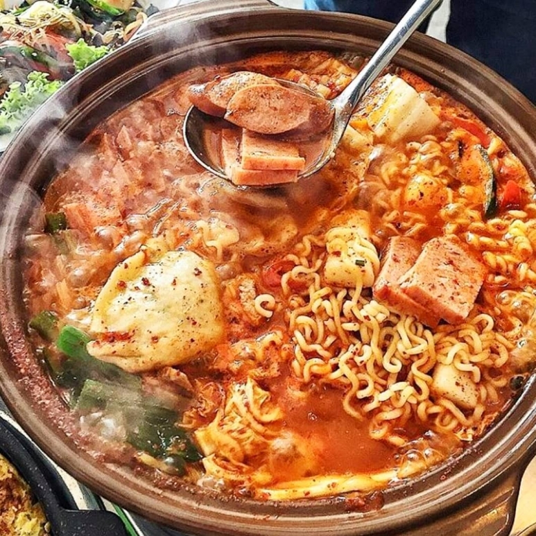 Rasakan Nikmatnya Budae Jjigae dan Sundubu Jjigae di 4 Restoran Korea