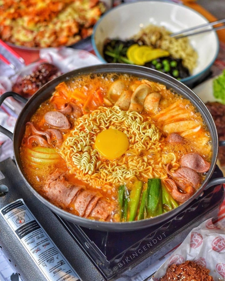 Rasakan Nikmatnya Budae Jjigae dan Sundubu Jjigae di 4 Restoran Korea