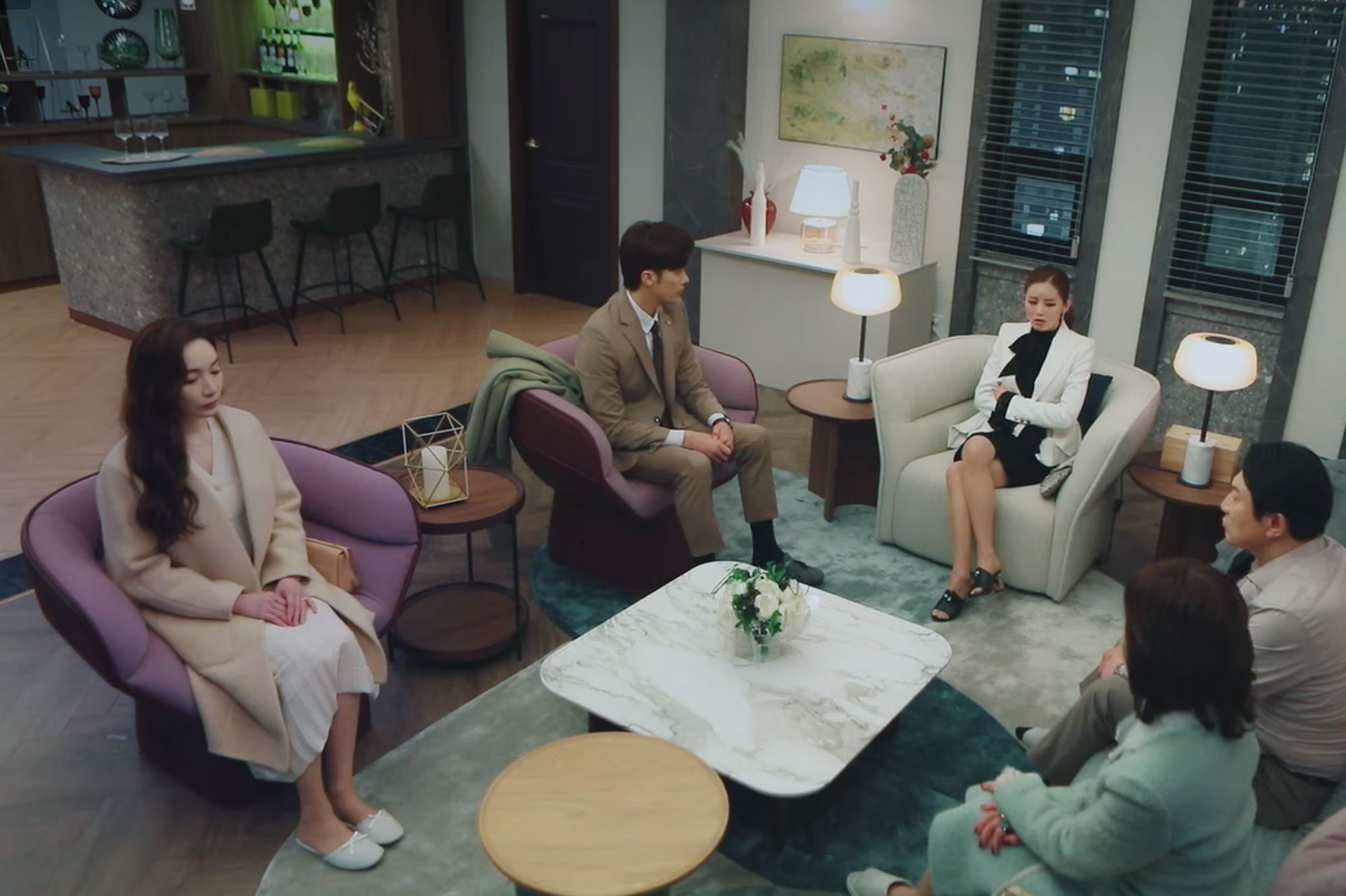 Chic and modern, the living room of Boo Hye-Ryung and Pan Sa-hyeon is decorated with a touch of elegance (Image: Courtesy of Netflix)