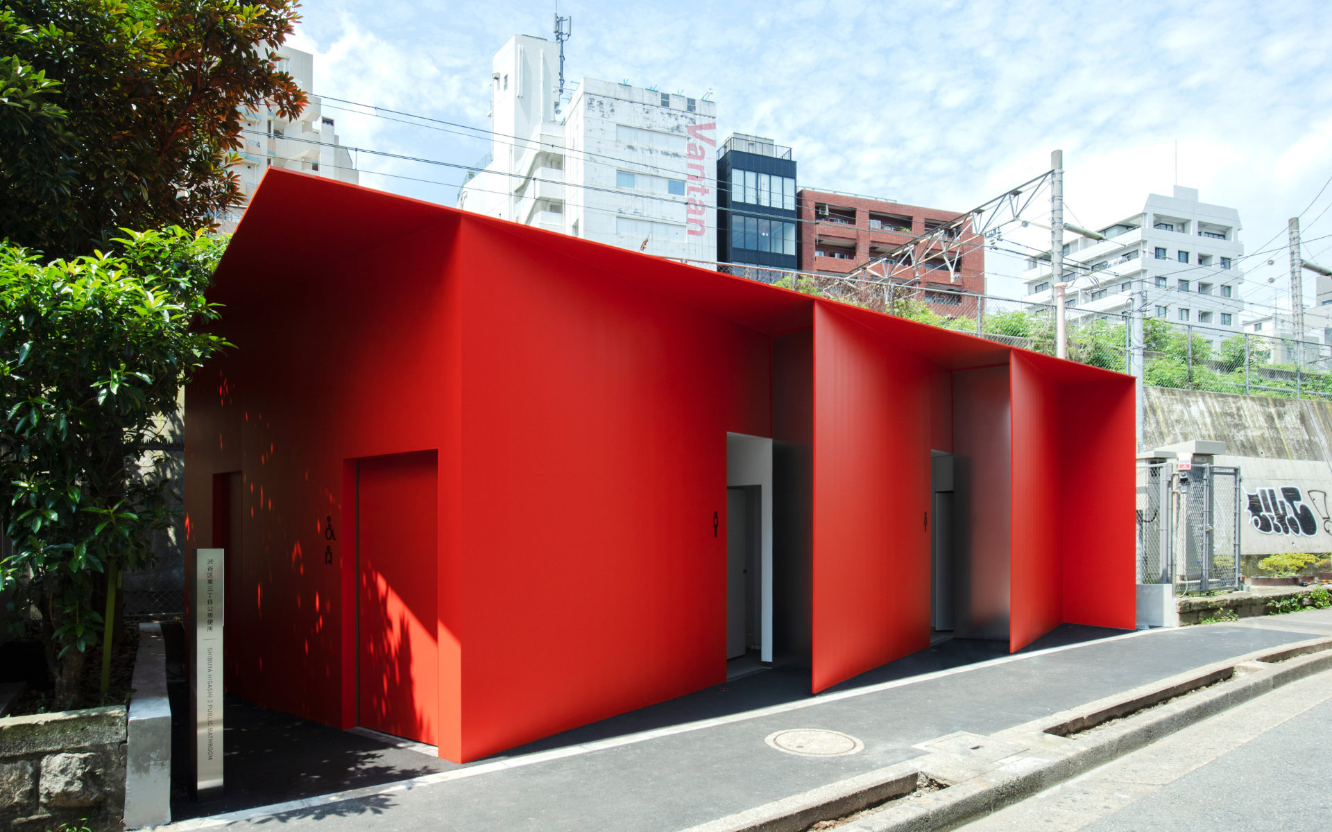 HIGASHI SANCHOME 3-27-1 Higashi by Nao Tamura - Photograph by SS Co.,Ltd. Hojo Hiroko, courtesy of the Nippon Foundation