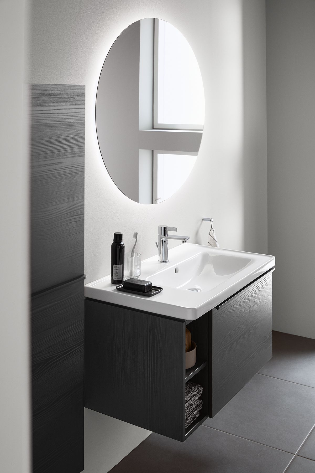 Minimalist design and perfect order: the vanity unit with the asymmetrical D-Neo furniture washbasin (800 mm), with its two open racks and drawer, provides ample storage space.