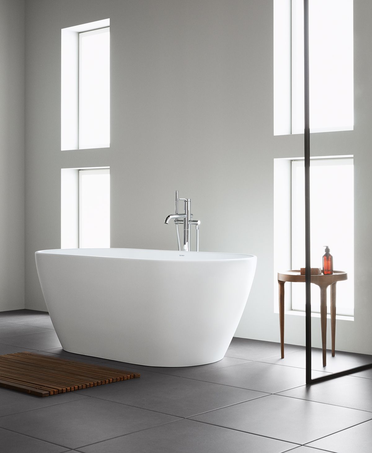 A bathroom experience in its purest form: with its velvety look and feel, the freestanding DuraSolid® bathtub (1600 x 750 mm) is an eye-catching choice for bathrooms of any size.