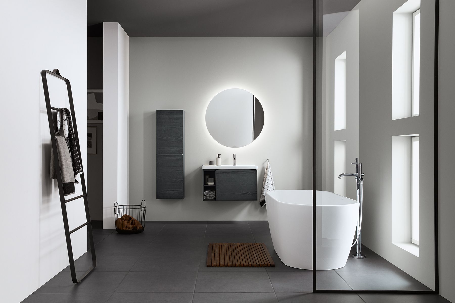 The clear formal language of D-Neo and furniture with the new Black Oak surface (16) lend the room a calm aesthetic. The indirect lighting of the round mirrors from the Universal Light & Mirror range pleasantly illuminates the washing area. They are available in diameters of 700 and 900 mm.
