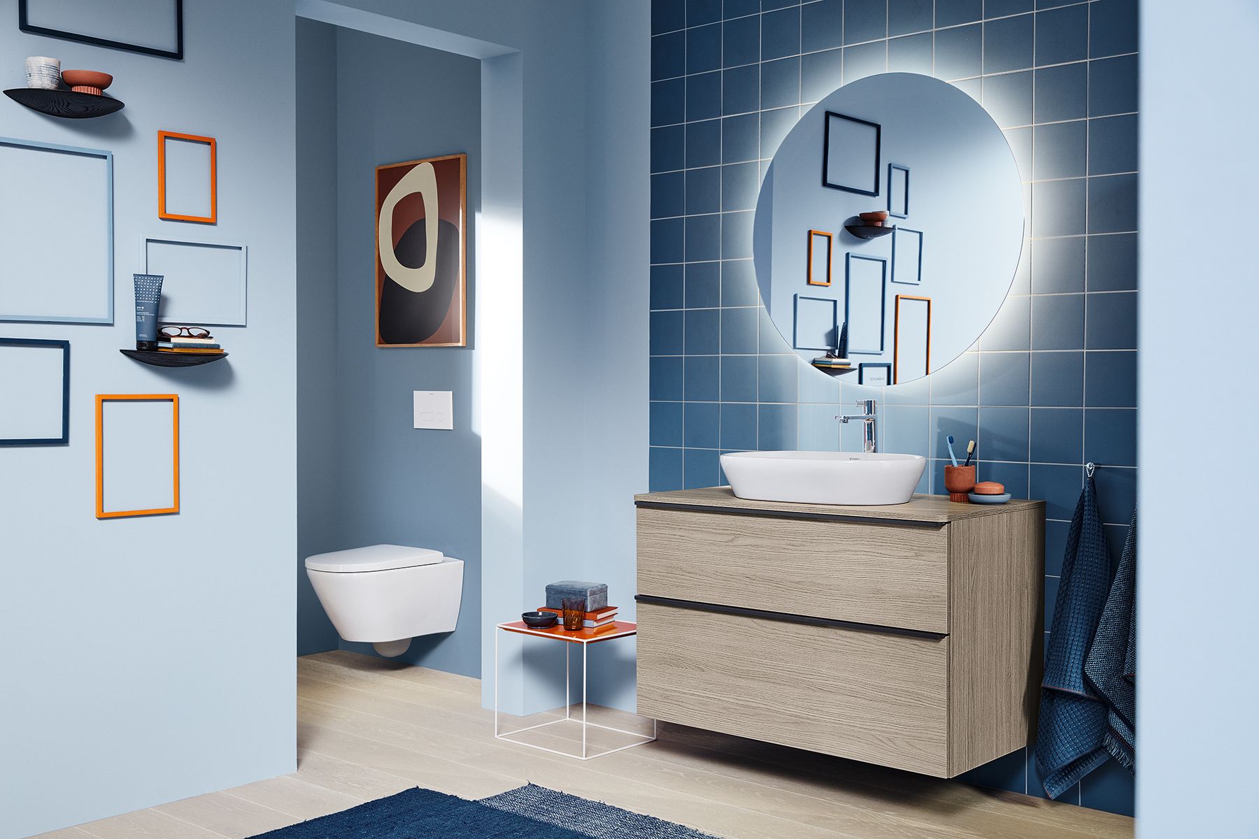 The interplay between the new Oak Terra furniture finish (35) and the generously sized oval above-counter basin (600 x 400 mm) lends the washing area an air of contemporary solidity. The combination of a wall-mounted DNeo toilet and the A.1 actuator plate by Duravit underlines the coherent character of the range.
