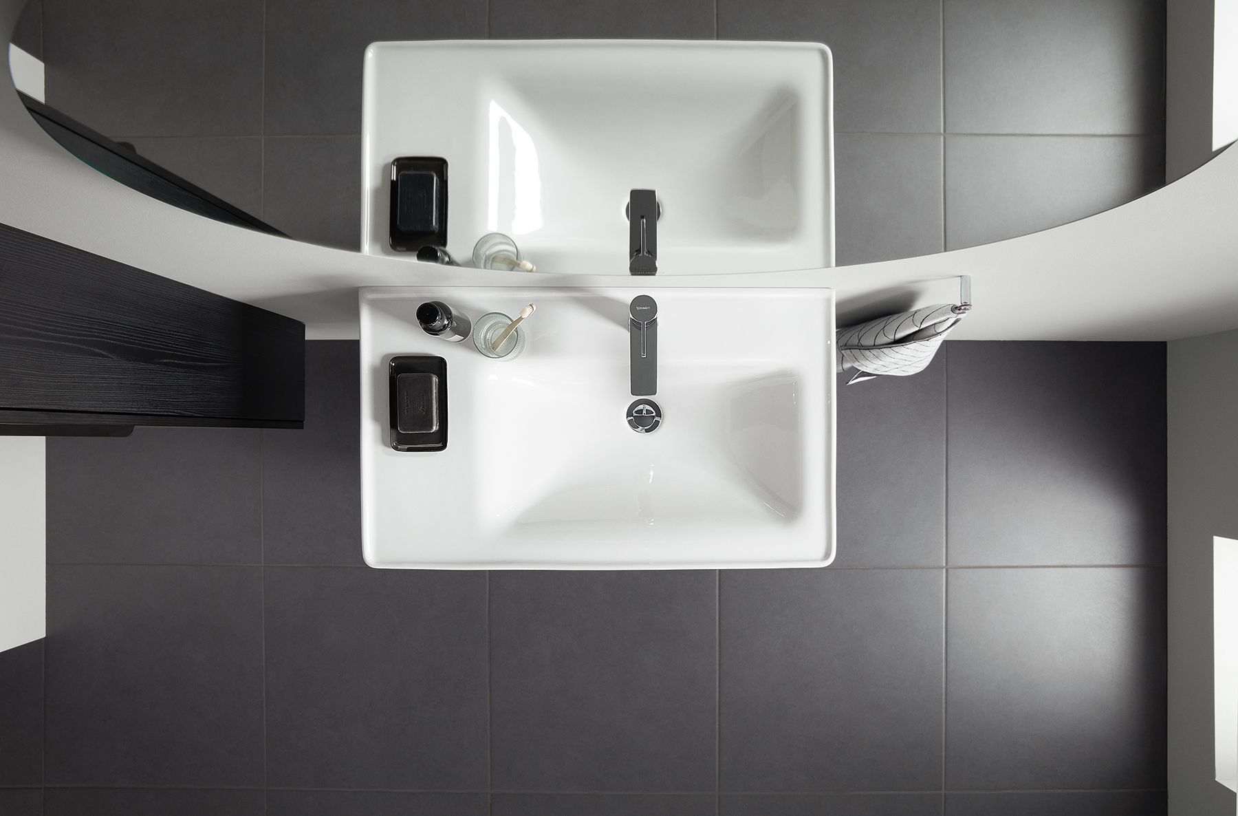 Straight-lined and geometric, understated, and functional: with ample storage space, the asymmetric furniture washbasin (800 x 480 mm) is available in two variants, with the washbasin on the left or the right.