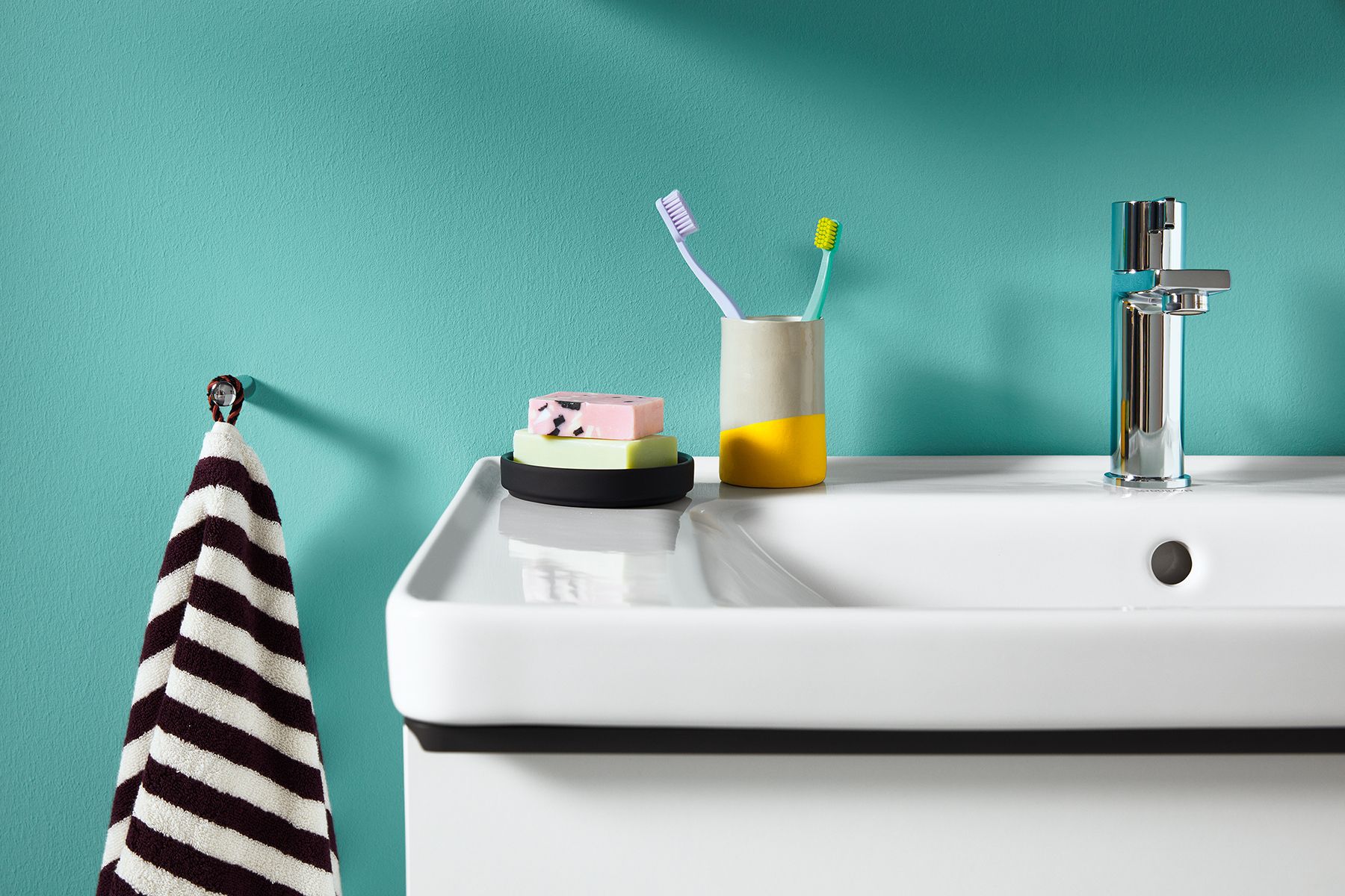 The straight-lined and geometric style of the ceramics is mirrored by the D-Neo faucets - which are perfectly coordinated in this modern, timeless design.