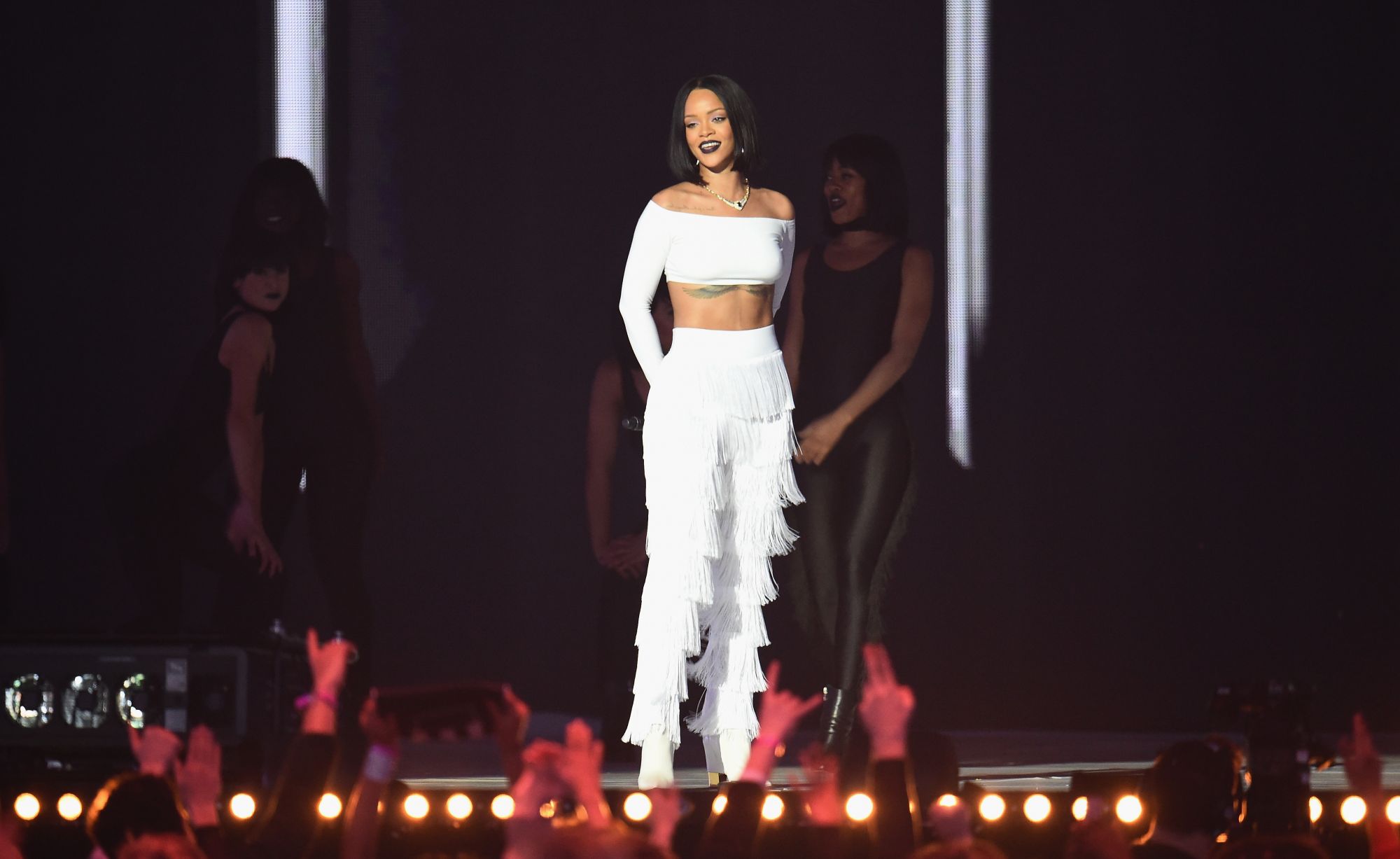 LONDON, ENGLAND - FEBRUARY 24: (EDITORIAL USE ONLY) Rihanna performs on stage at the BRIT Awards 2016 at The O2 Arena on February 24, 2016 in London, England. (Photo by Ian Gavan/Getty Images)