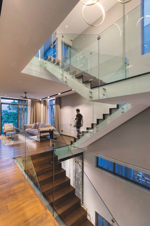 Glass panels replaced metal railings to give the staircase a floating effect