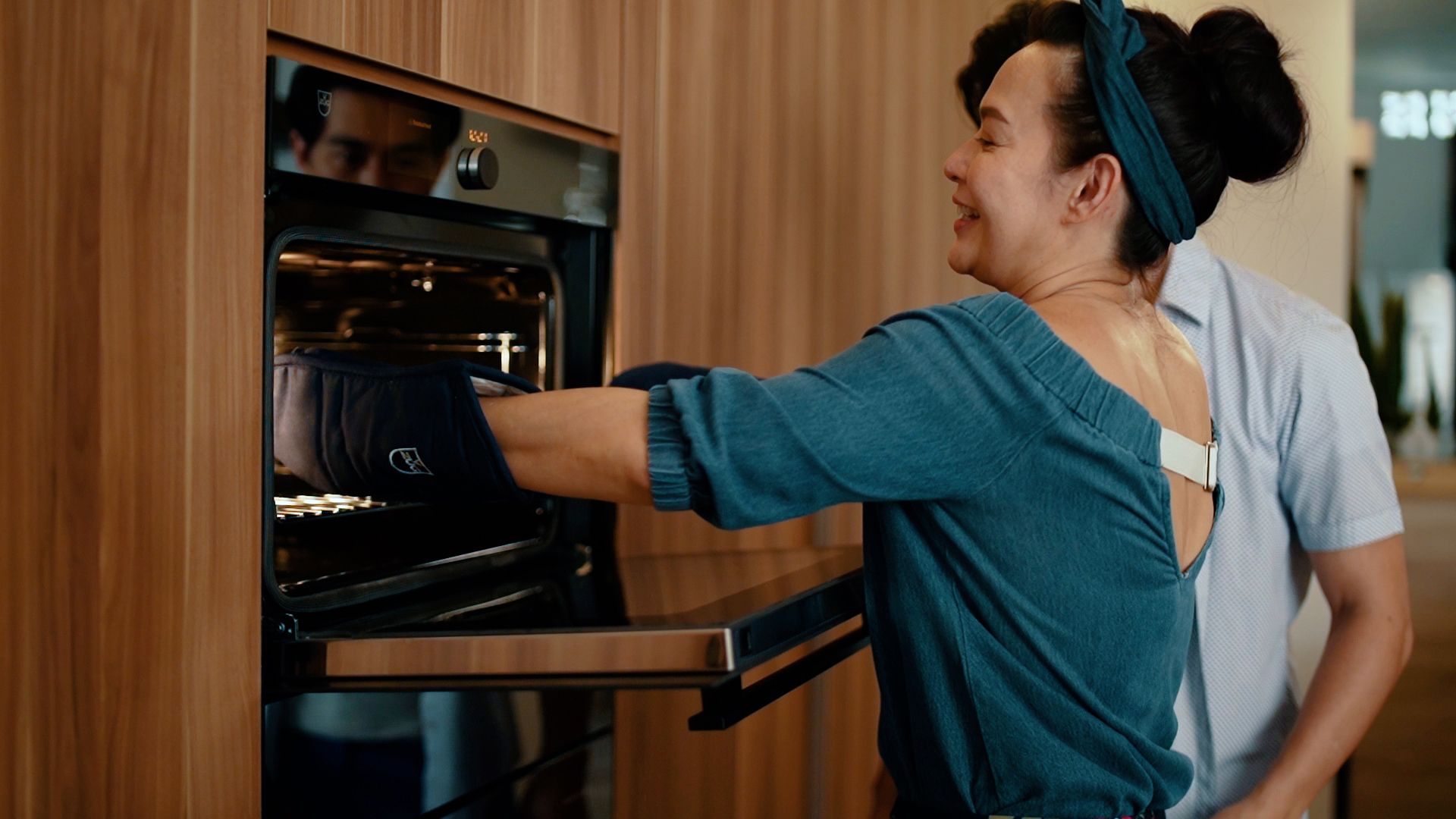 De Cruz is able to swiftly and effortlessly whip up a buah keluak dish with the V-Zug Combi-Steam oven