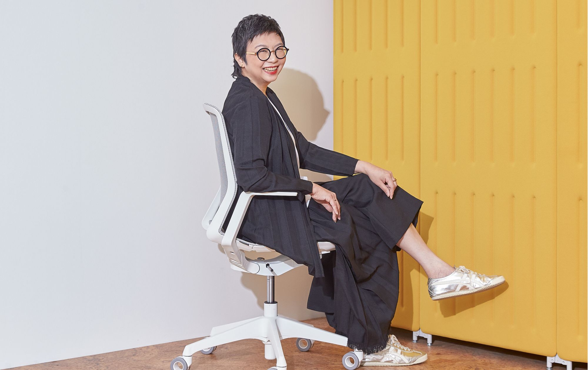 Hilary Loh, design director of 2nd Edition, tries out the Cynara task chair in the Okamura showroom
